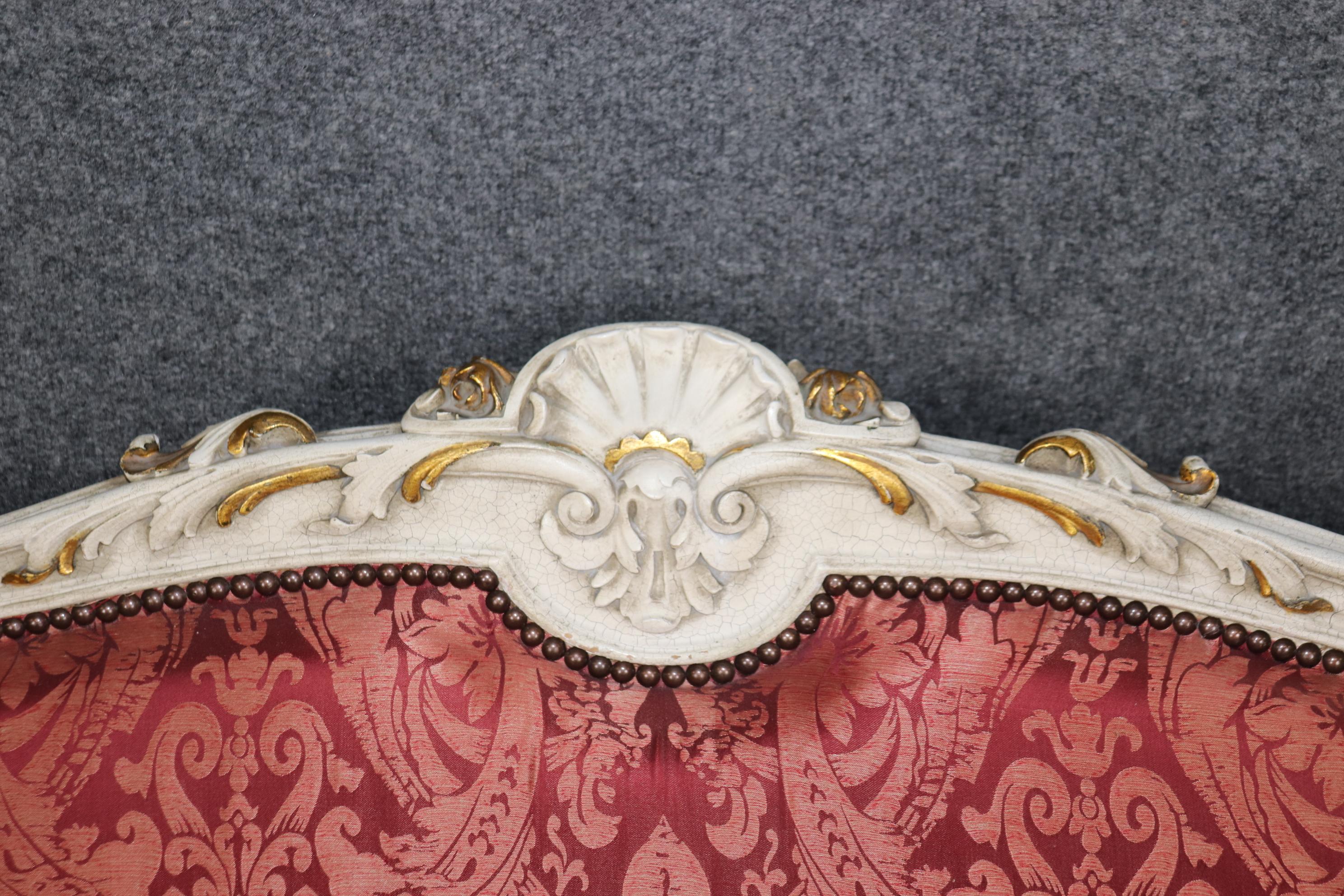 Superbe banquette française Louis XV peinte et tapissée de soie dorée et craquelée en vente 2