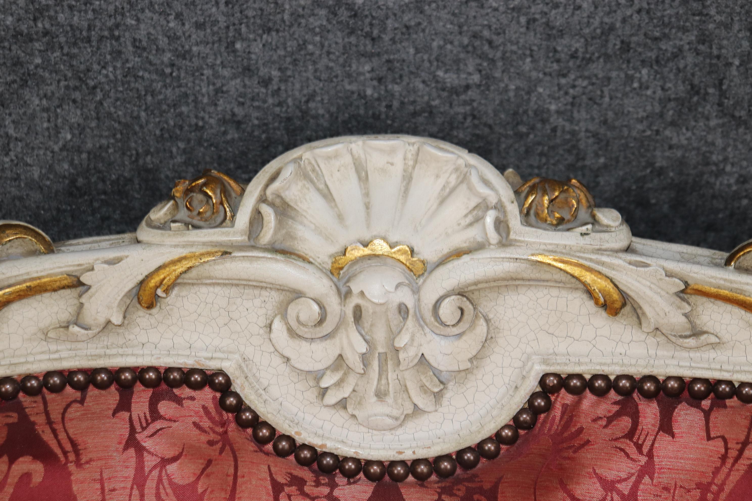 Superbe banquette française Louis XV peinte et tapissée de soie dorée et craquelée en vente 3