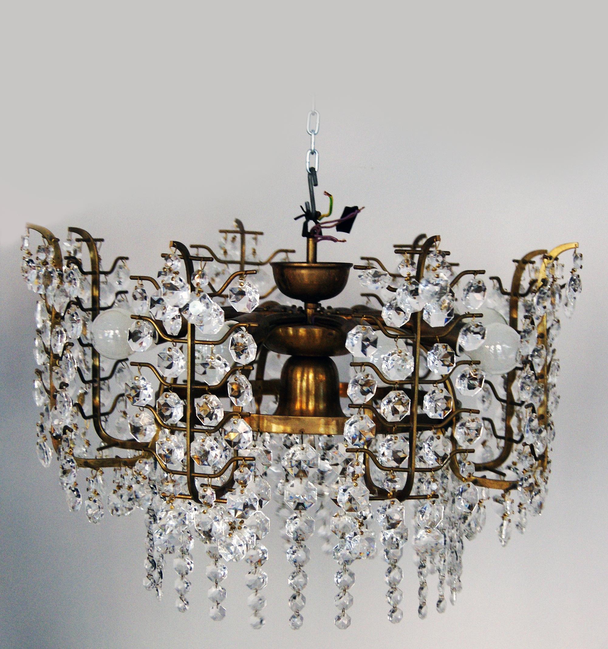 Gorgeous chandelier of crystal glass

Measures / Dimensions:
Height 35.44 inches / 90.0 cm 
Diameter 19.69 inches / 50.0 cm

Manufactory: Bakalowits & Söhne (= Bakalowits and Sons / Vienna)
Dating: 20th century / made circa 1950
Material: