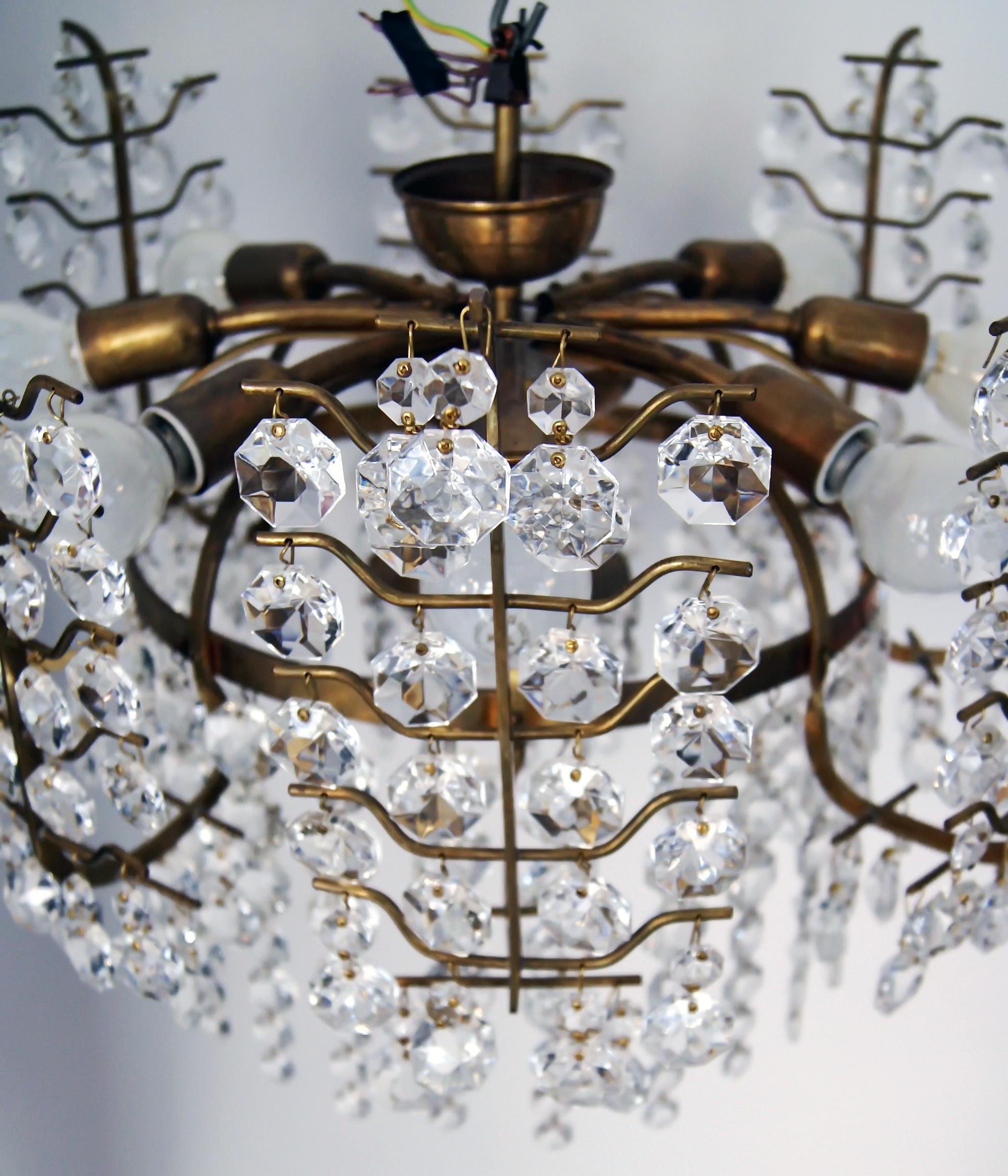 Atemberaubender Kristallglas-Kronleuchter mit neun Glühbirnenfassungen Bakalowits Wien, 1950 (Messing) im Angebot