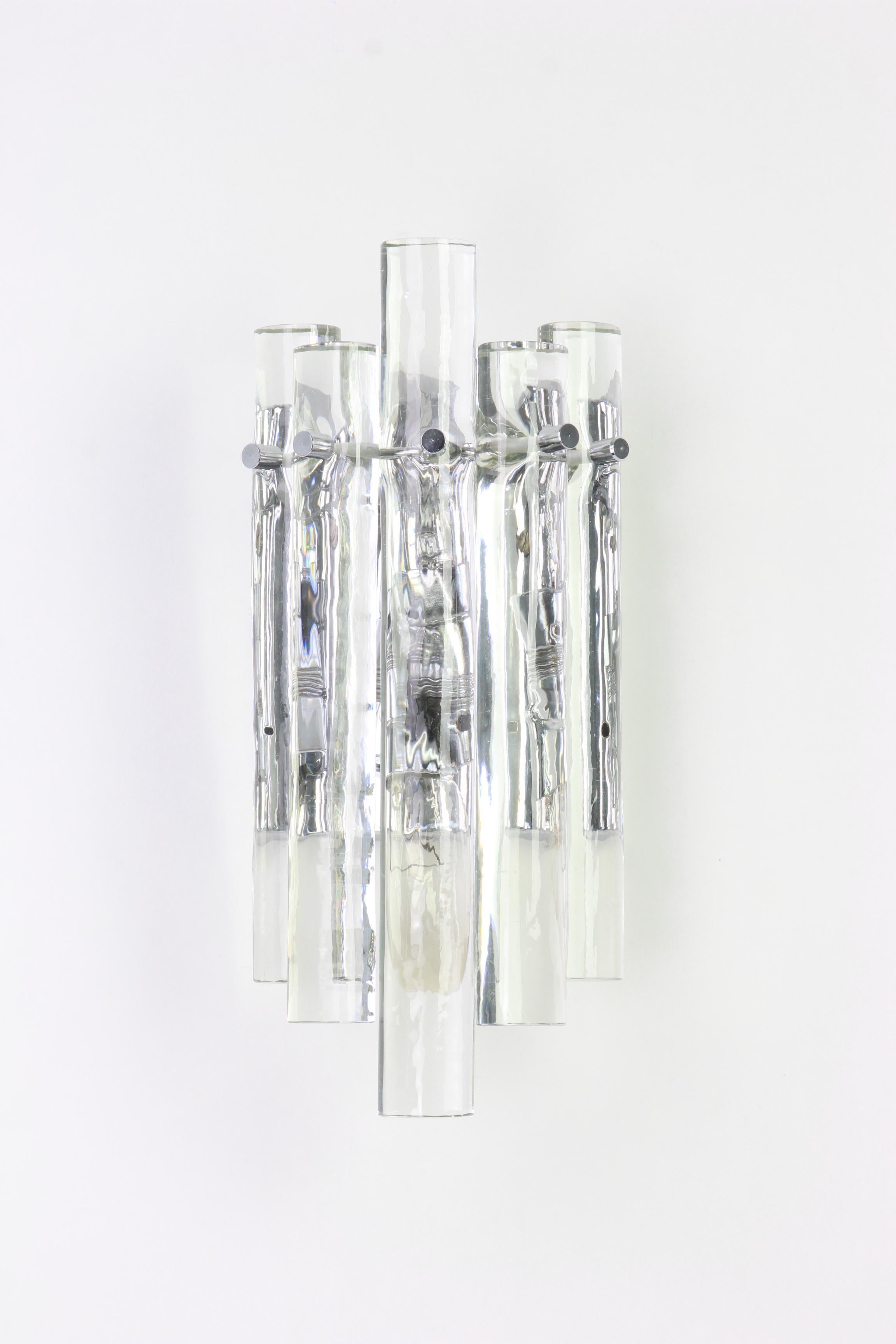 Ein wunderschönes Paar verchromter Wandleuchter mit Kristallgläsern, hergestellt von Kinkeldey, Deutschland, um 1970-1979. Sie besteht aus Kristallglasstücken auf einem Chromrahmen.
Aus der Serie: Kaskade

Das Beste aus den 1970er Jahren aus