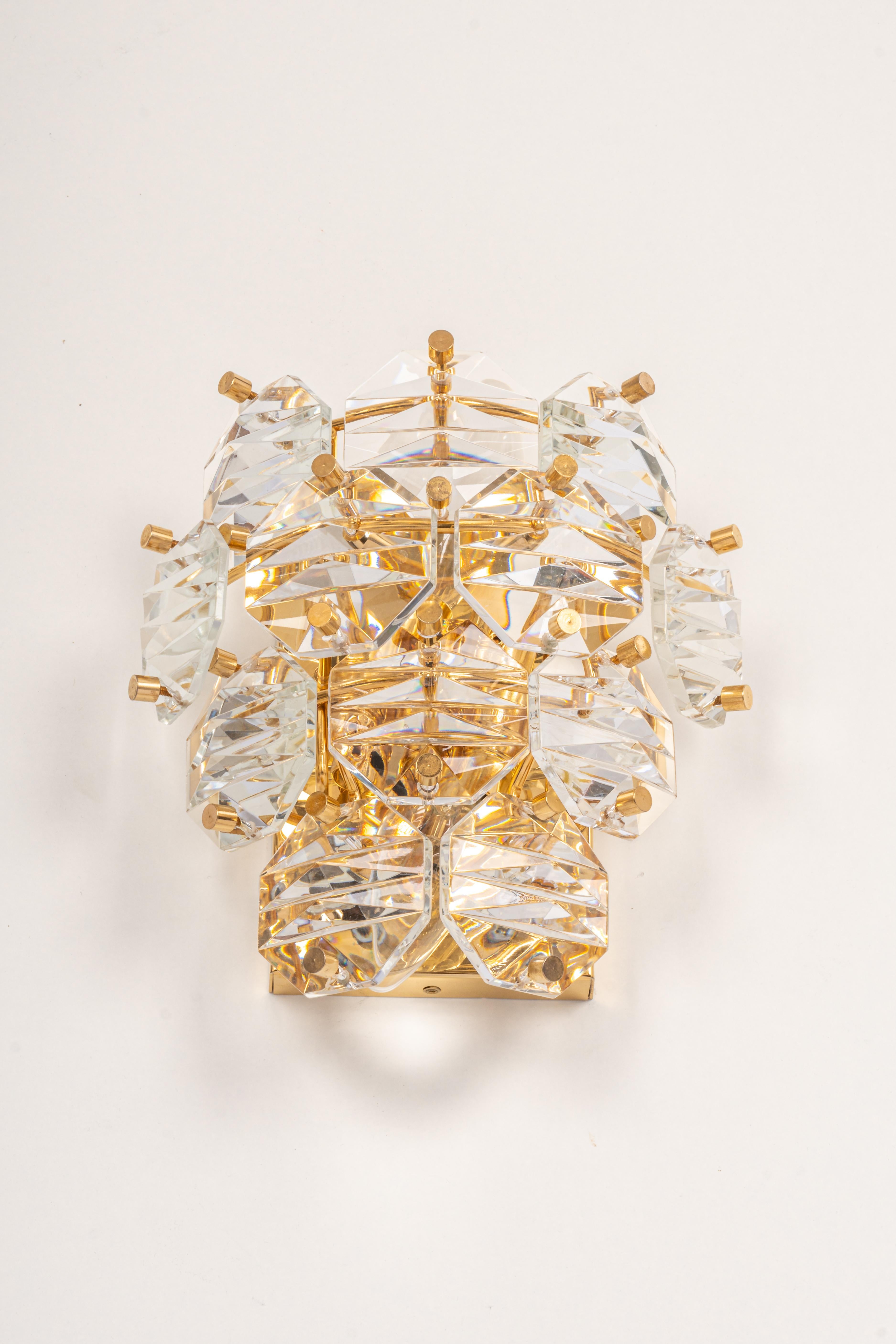 A stunning golden sconce with crystal glasses, made by Kinkeldey, Germany, circa 1970-1979. It’s composed of crystal glass pieces on a gilded brass frame.

Best of the 1970s from Germany.
High quality and in very good condition. Cleaned,