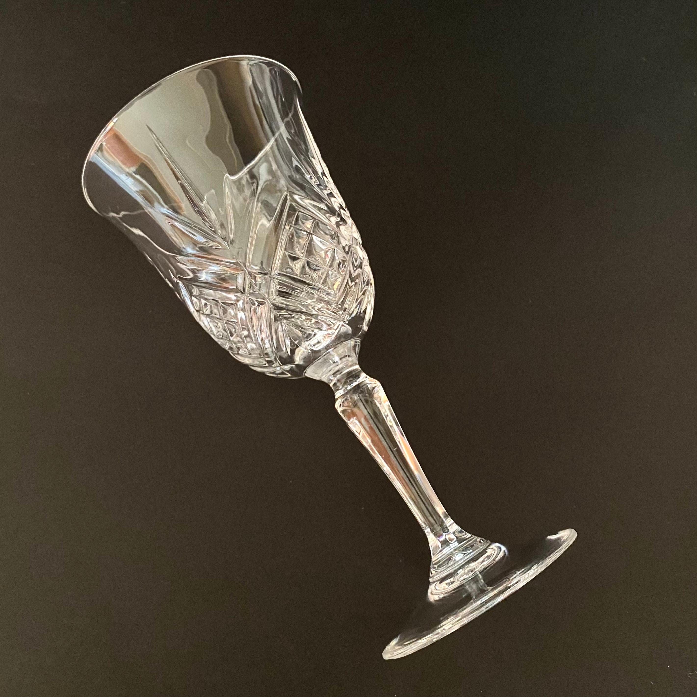 Vintage 6 sublime crystal water/wine glasses, very elegant with a leg. 

Produced in France, circa 1980s.

Colorless cut 24% Lead Crystal Wine Glasses. Due to it, the glasses acquire a unique melodic silver sound.

Used for serving wine, water