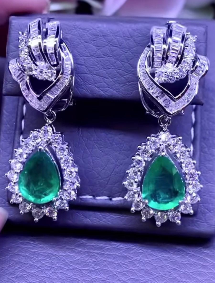 Exclusive design in 18k gold with pear cut emeralds from Zambia ct 5,57 and natural diamonds baguettes and round brilliant cut
 ct 4,69.
Handmade by artisan goldsmith.
Excellent manufacture.
