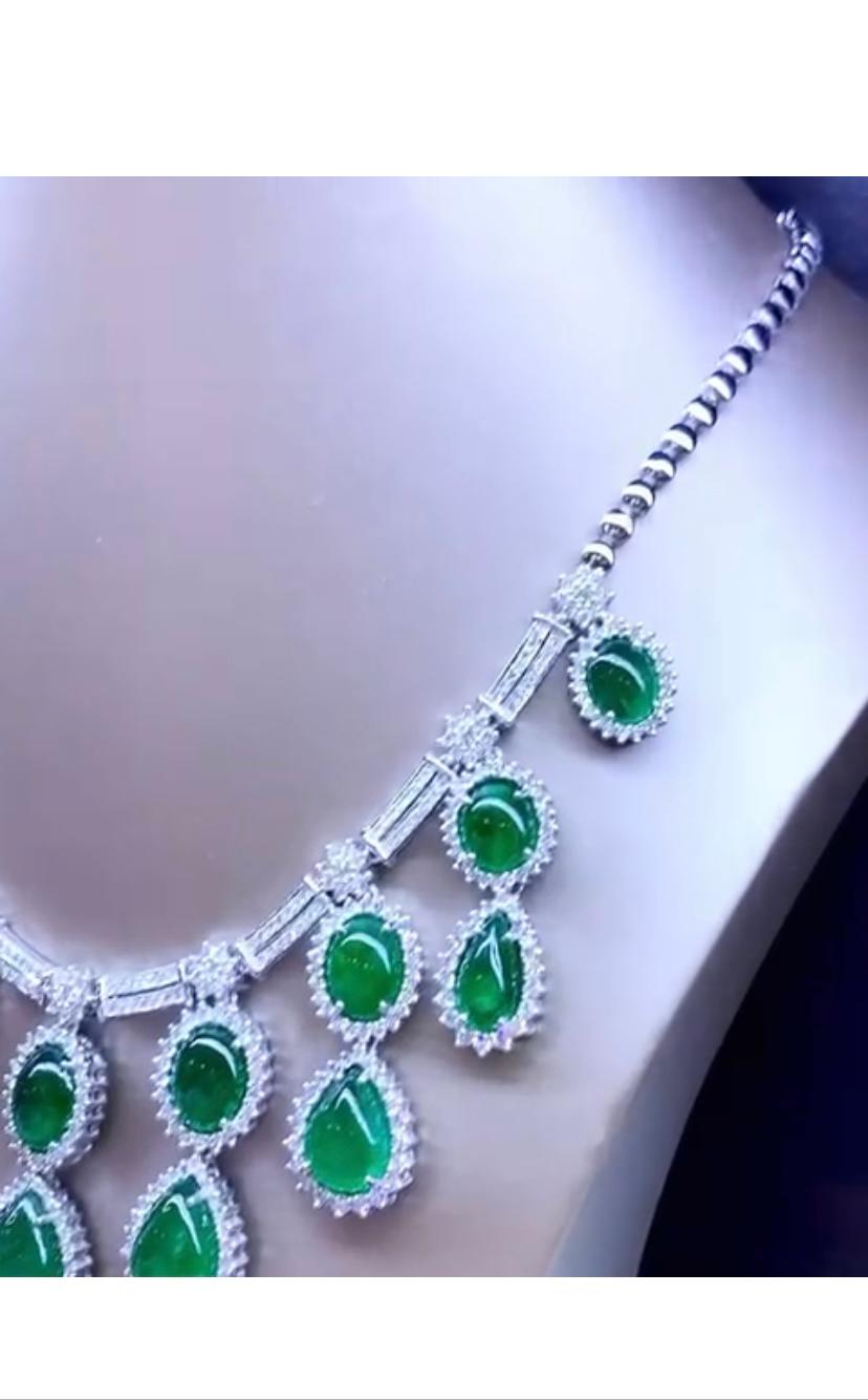 An exclusive and glamour Art Decô style for this parure in 18k gold with Zambia emeralds cabochon cut ct 95,76, and natural diamonds 💎 ct 12,57 E/VS.
Earrings come with  natural Zambia Emeralds , fine quality, in cabochon cut 20,34 carats ,  and