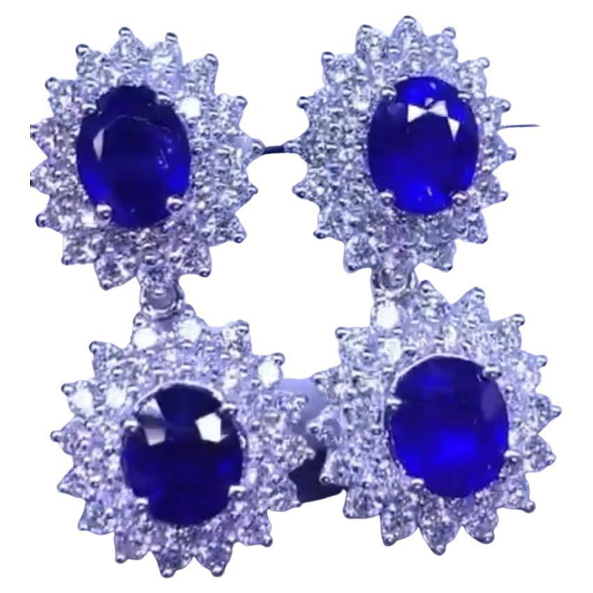 So magnificent 😍😍style for this adorable flowers earrings in 18k gold with four pieces of exceptional Ceylon royal blue  sapphires 10,00 carats  , fine grade , oval cut, and round brilliant cut diamonds 5,00 carats  F/VS( top quality).
Handmade
