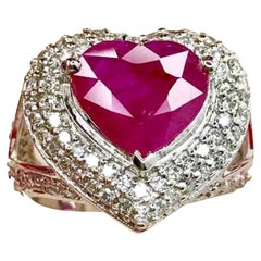 Stupendo anello con rubino e diamanti di Birmania da 3, 74 ct.