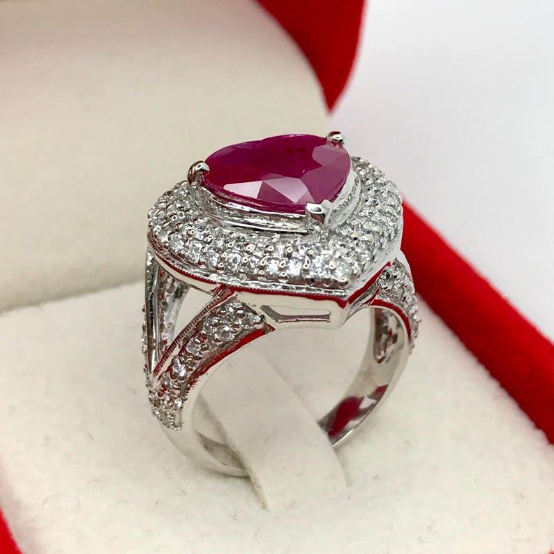 From love ❤️ collection, amazing design in 18k gold with heart cut Burma ruby 2,50 ct and round brilliant cut diamonds 1,24 ct E/F-VS.
Handcrafted by artisan goldsmith.
Excellent manufacture and quality.

Complete with certificate.
Note: on my
