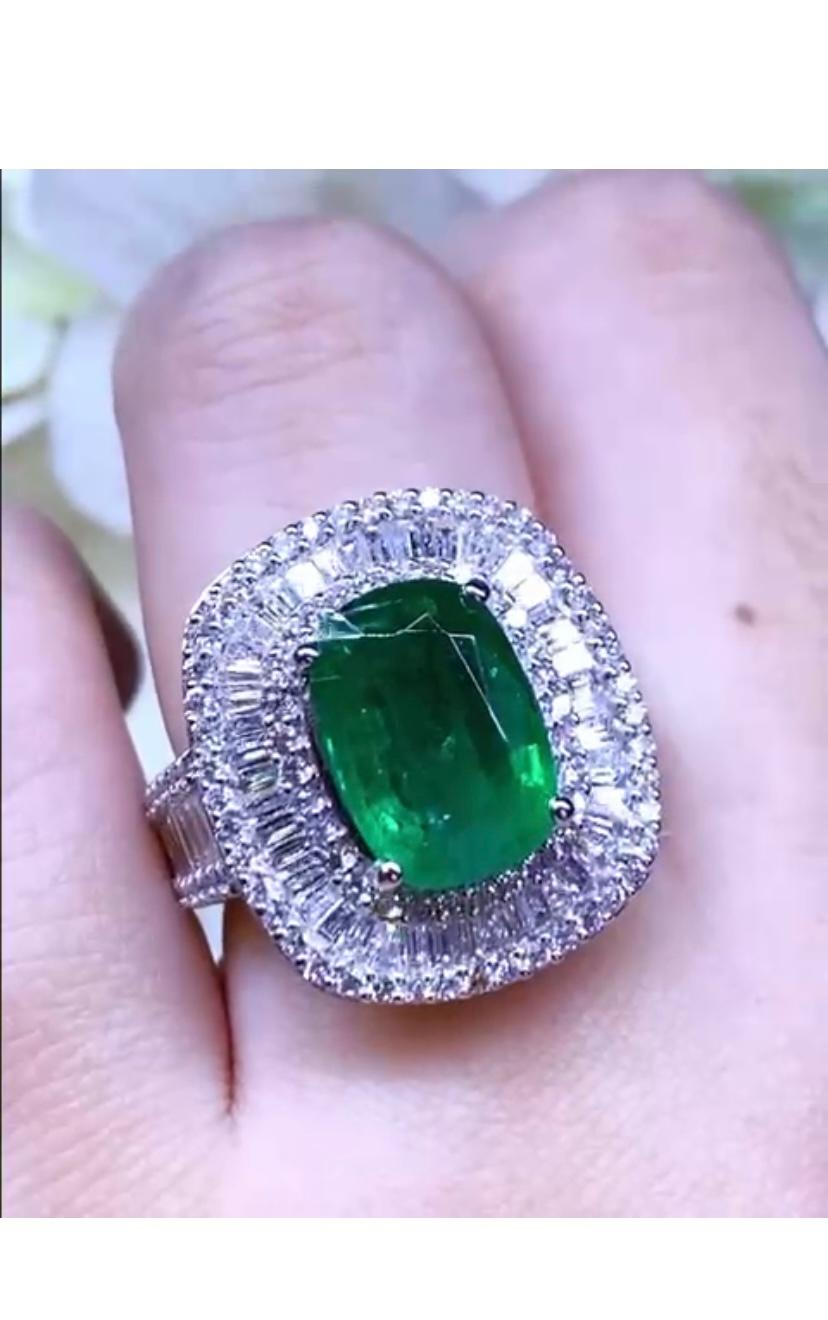 Amazing design in 18k gold with Zambia emerald cushion cut ct 4,69 and natural diamonds baguettes and round brilliant cut ct 2,30 E-F/VVS.
Handmade by artisan goldsmith.
Excellent manufacture.

Note: on my shipment, customers not pay duty and taxes.