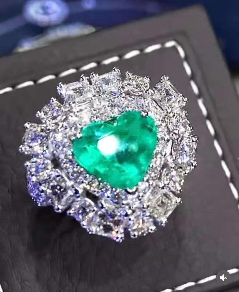 So adorable design for this beautiful ring in 18k gold with a fine quality of  Colombia heart cut emerald 3,42 ct and round brilliant and ascher cut 4,50 ct F/VS.
Handmade jewelry by artisan goldsmith.
Excellent manufacture and quality.
Complete