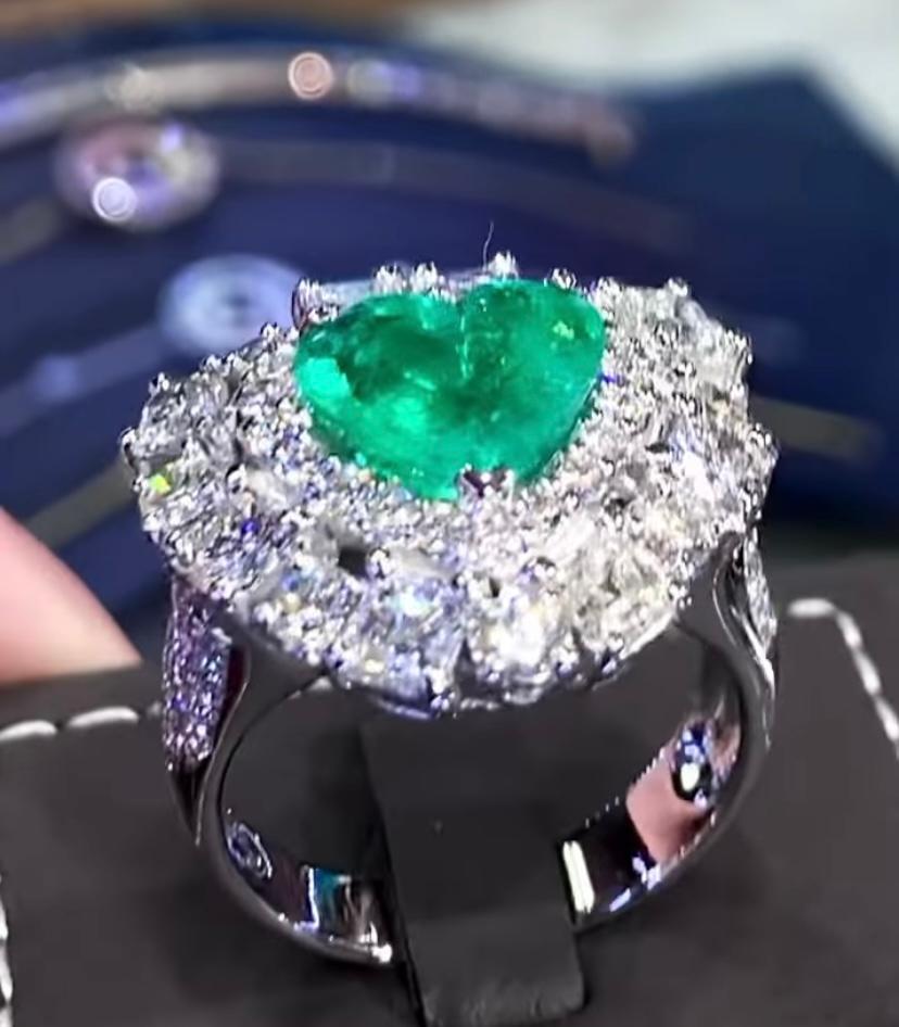 Stunning Ct 7, 93 of Colombia Emerald and Diamonds on Ring In New Condition For Sale In Massafra, IT