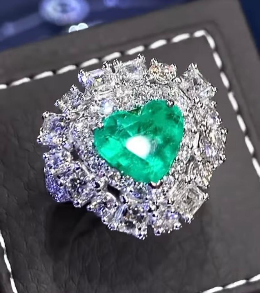 Women's Stunning Ct 7, 93 of Colombia Emerald and Diamonds on Ring For Sale