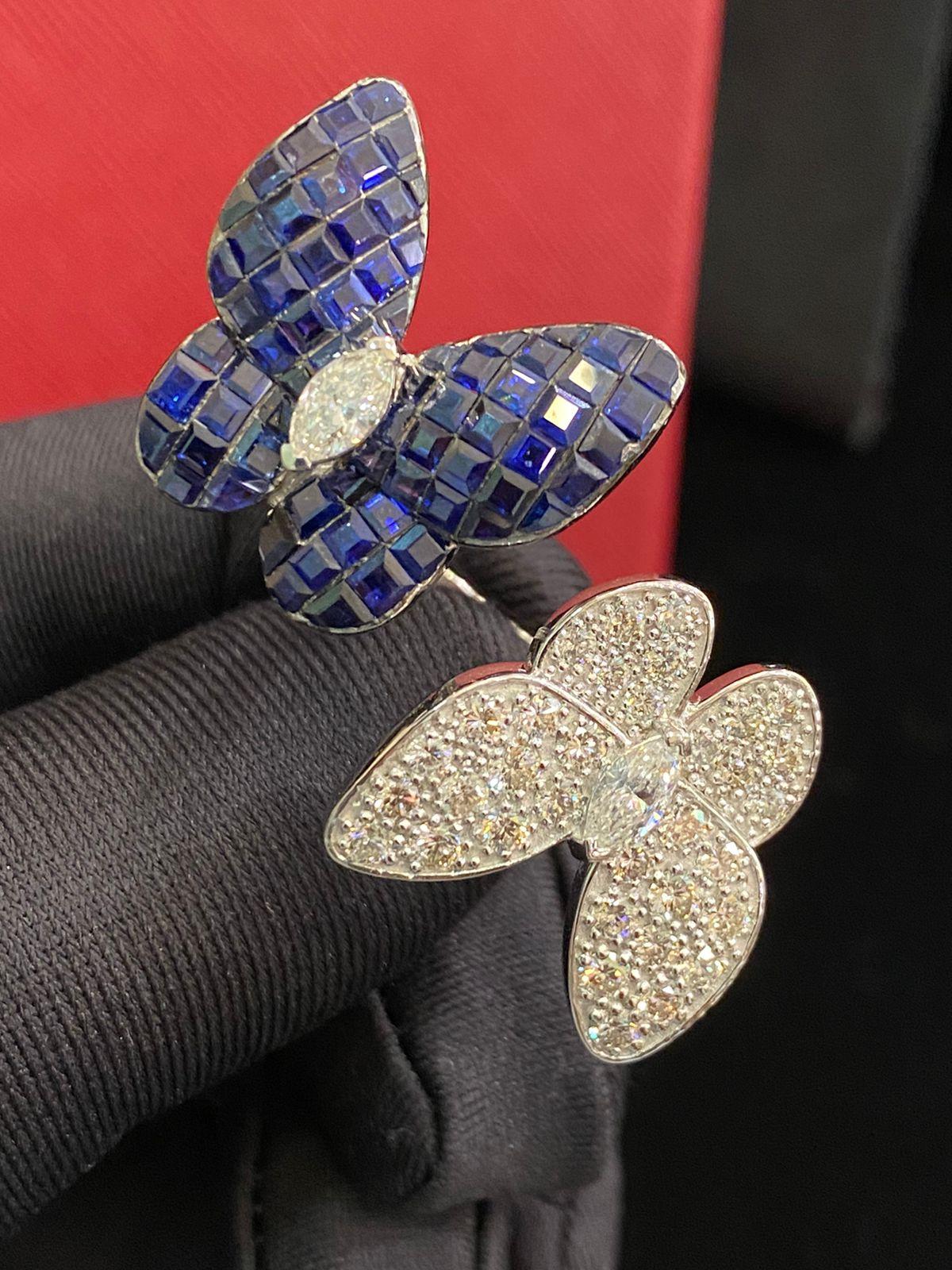 Magnifique motif de papillon en or 14 carats avec saphirs blu ct 6,50 et deux diamants taille marquise 0,66 ct G/SI, taille brillant rond 1,80 ct G/SI.
Bijoux faits à la main par un artisan orfèvre.
Fabrication et qualité excellentes.