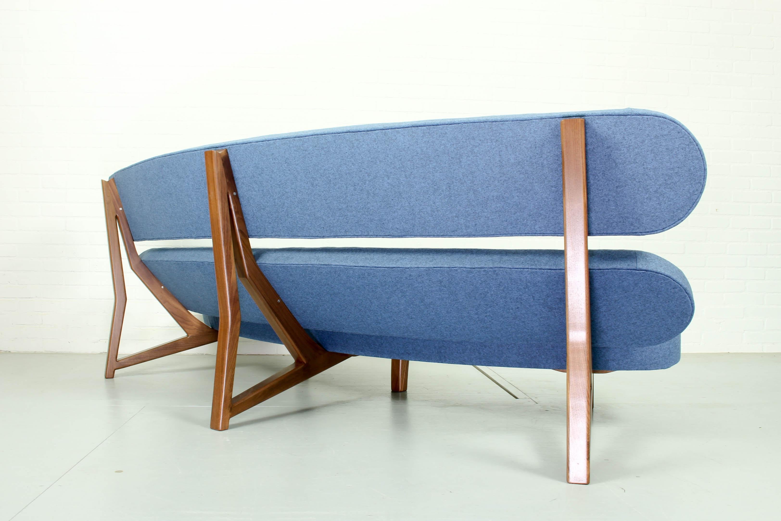 Stunning Curved Sculptural Floating 3-Seat Sofa Dutch Design In New Condition For Sale In Appeltern, Gelderland