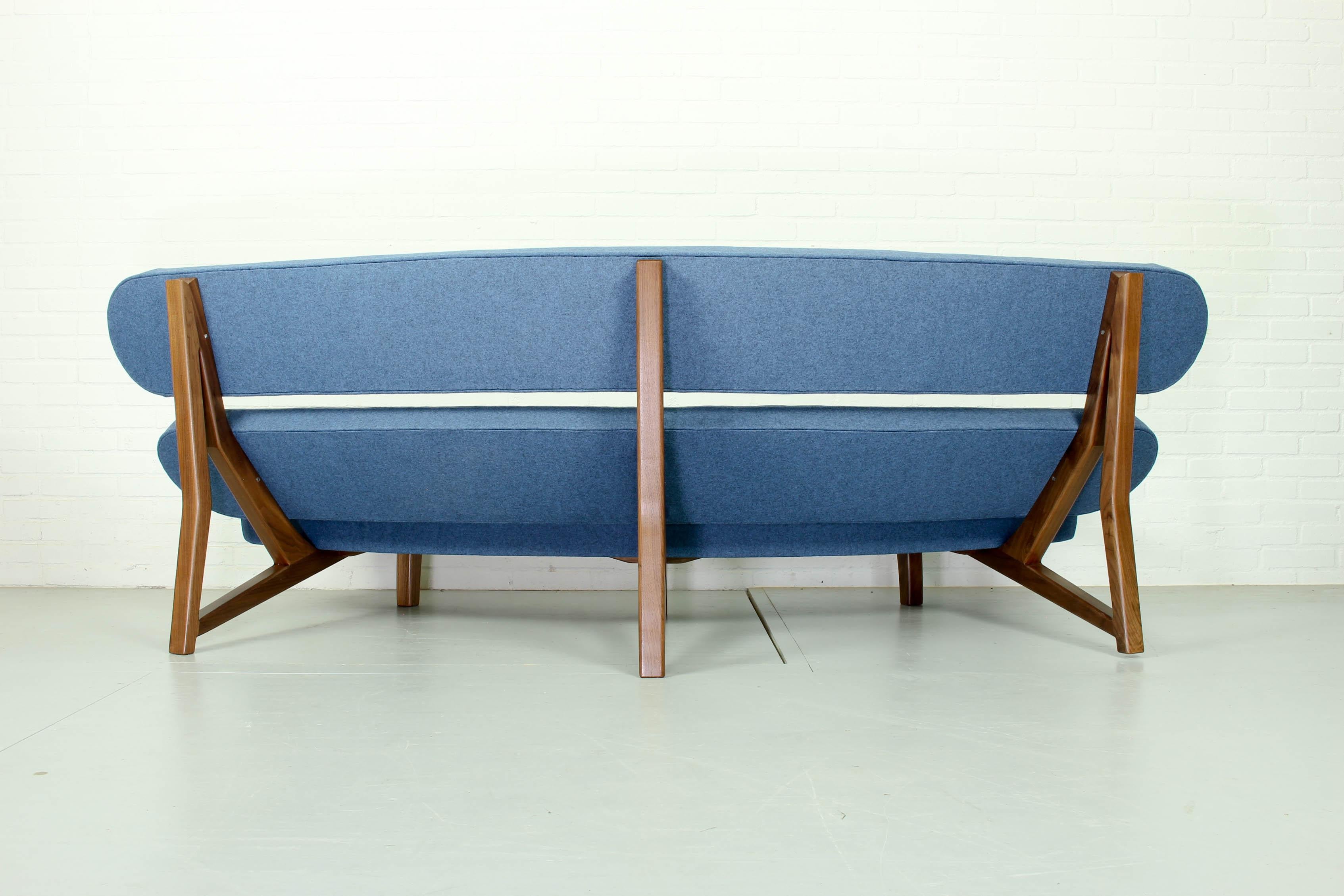 Contemporary Stunning Curved Sculptural Floating 3-Seat Sofa Dutch Design For Sale