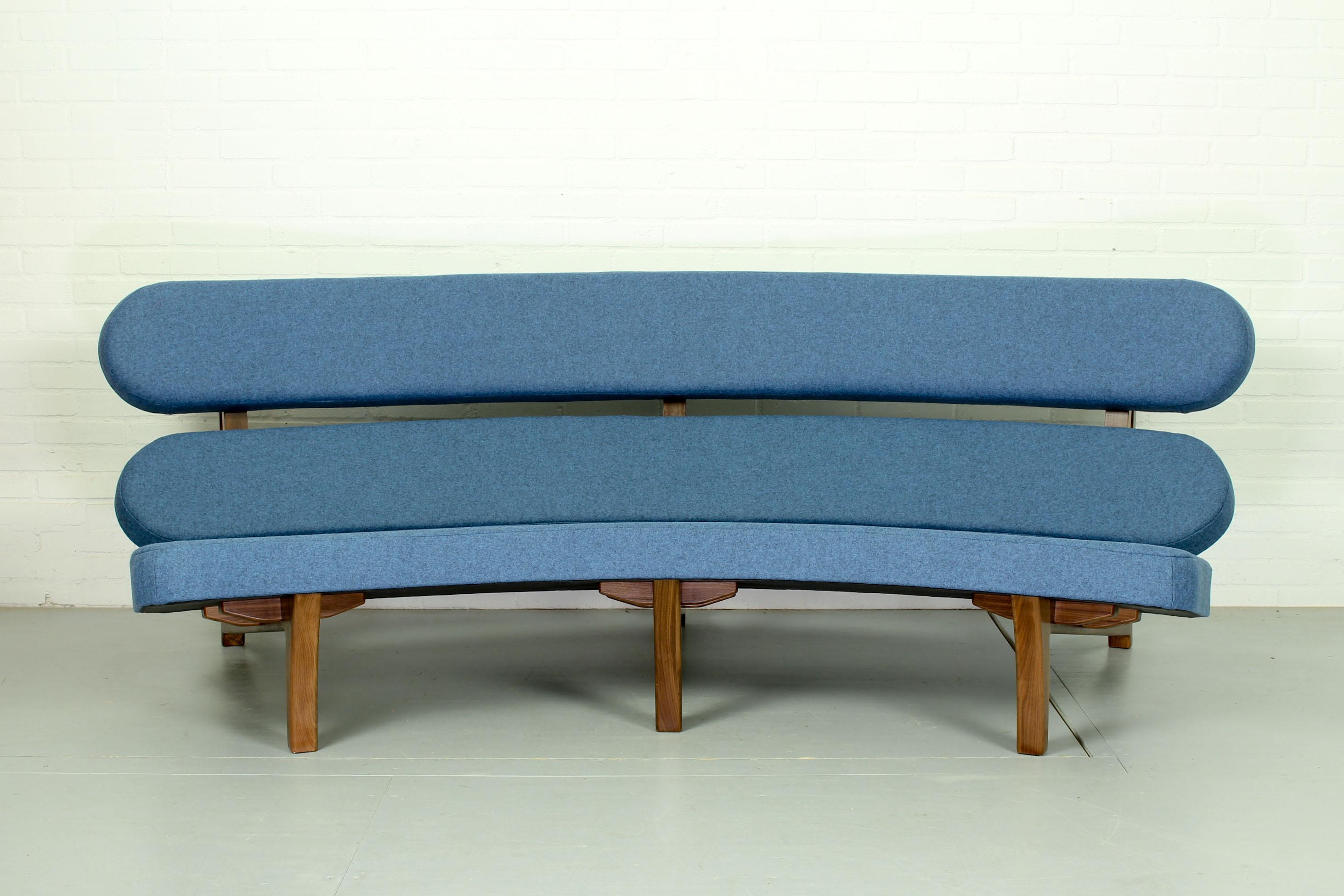 Atemberaubende geschwungene skulpturale schwebende 3-Sitz Sofa Dutch Design (21. Jahrhundert und zeitgenössisch) im Angebot