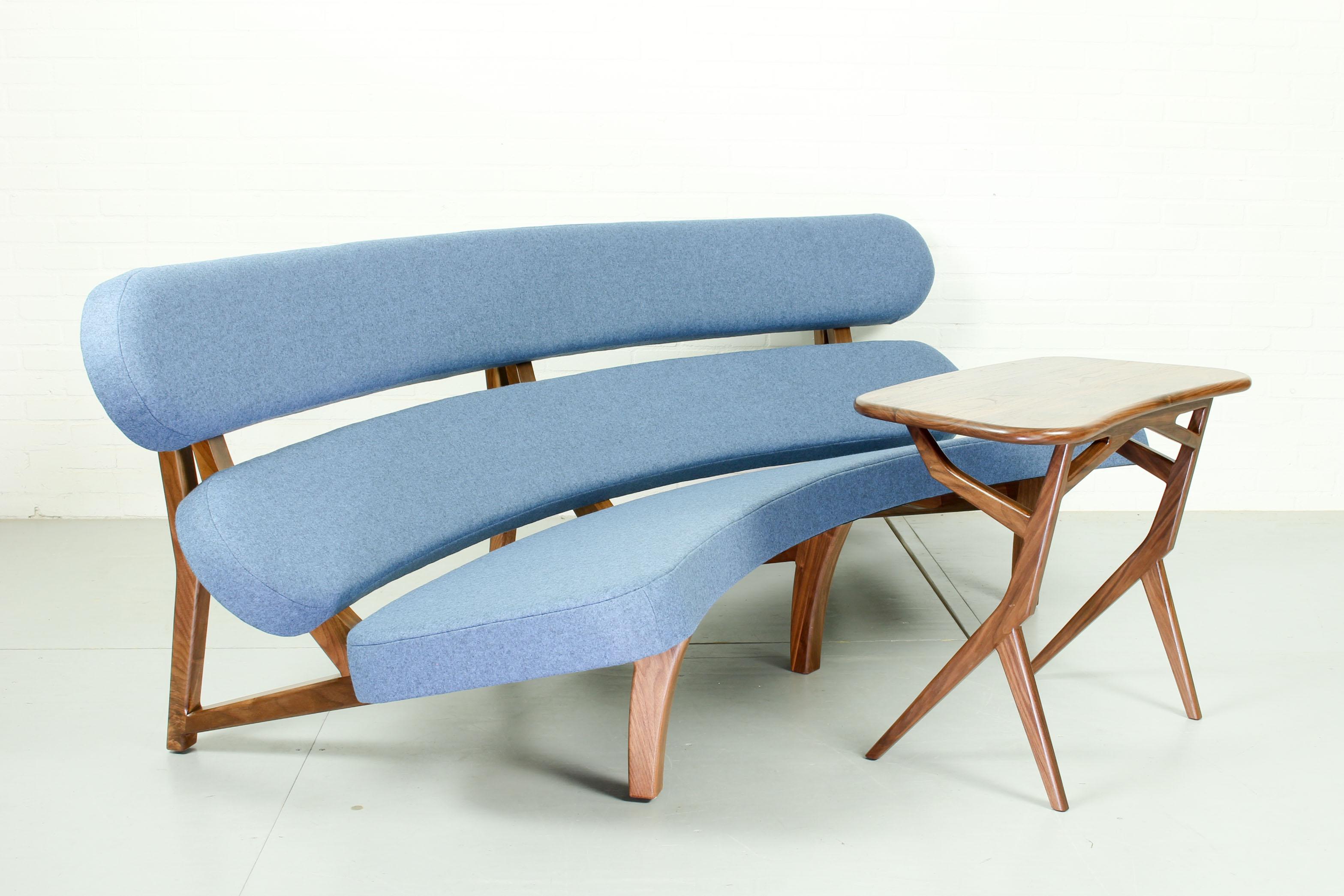 Atemberaubende geschwungene skulpturale schwebende 3-Sitz Sofa Dutch Design (Nussbaumholz) im Angebot