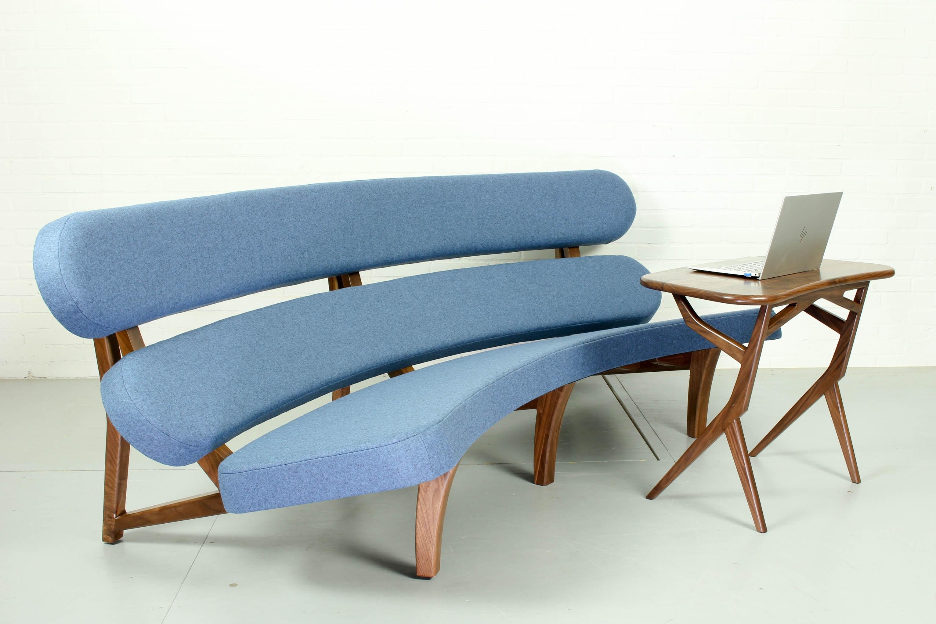 Atemberaubende geschwungene skulpturale schwebende 3-Sitz Sofa Dutch Design im Angebot 1
