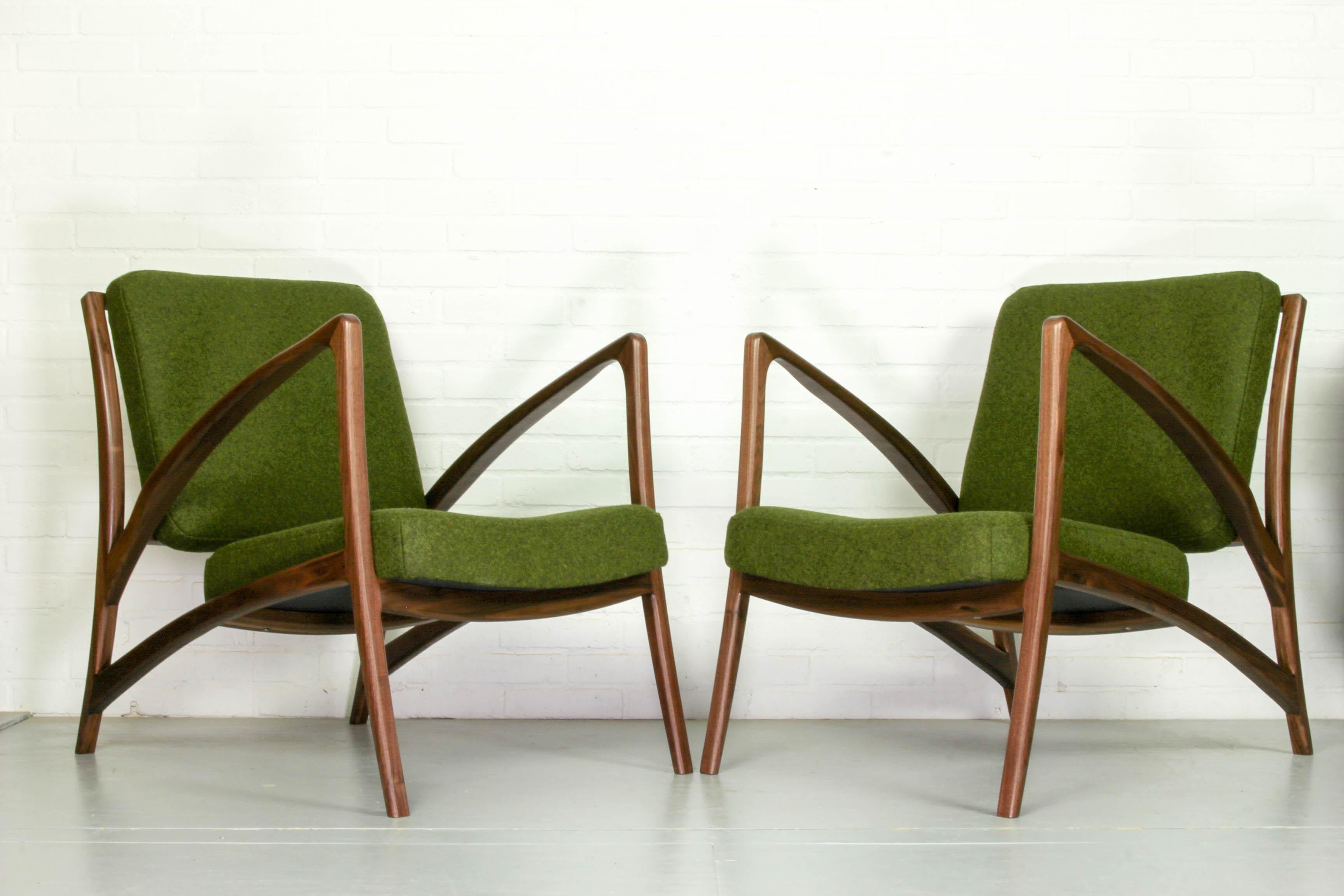Un set scultoreo di sedie da salotto realizzate a mano con materiali di altissima qualità, come il legno massiccio di noce americano e l'imbottitura Kvadrat. Con le sue forme organiche e il suo design curvo e fluttuante, la seduta è inclinata