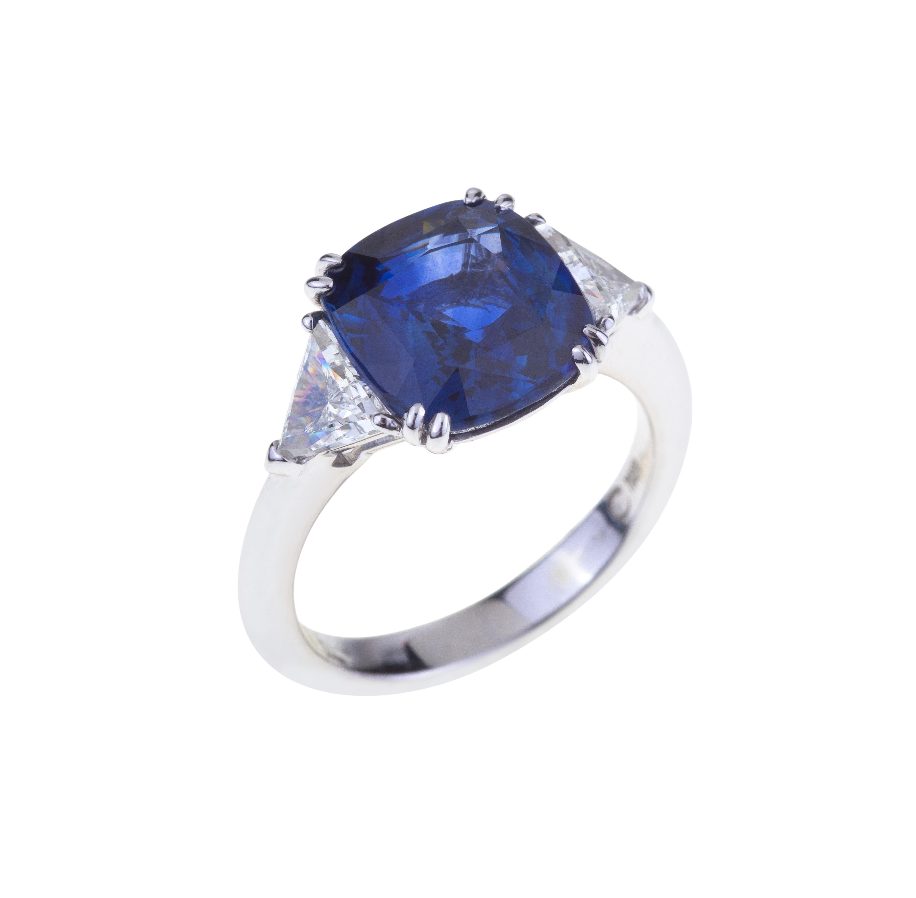Stunning Oval Blue Sapphires Ring ct. 5.35 Certificate with Diamonds.
Classic Design for this Ring with a Stunning Blue Sapphire (ct. 5.35 ) with Diamonds on the side (ct. 0.83  F-SI). The weight of 18kt Gold is 4.50.
Designed in Italy.
Angeletti