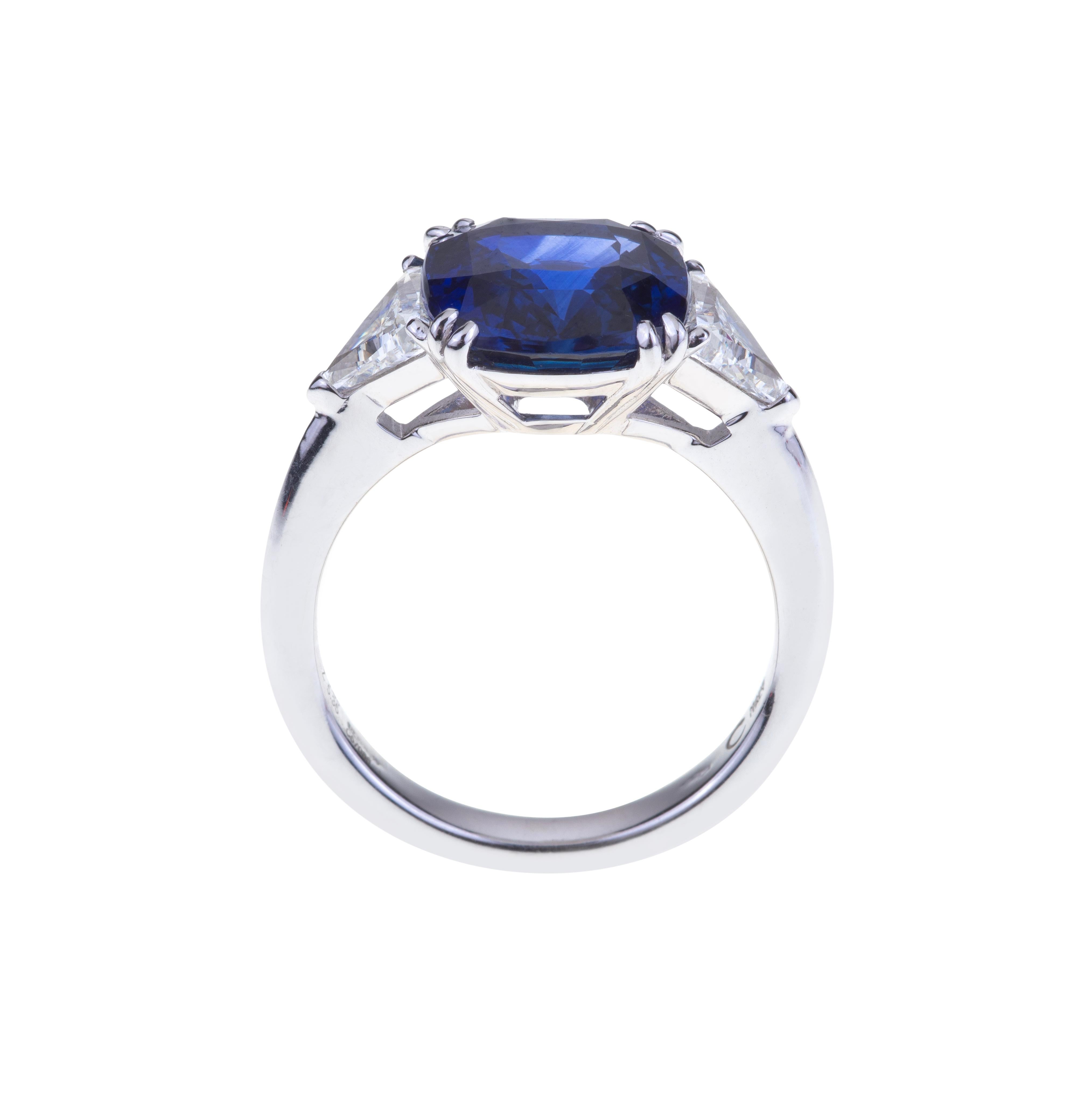 Contemporain Superbe bague saphir bleu coussin ct. 5,35 [certificat] avec diamants en vente