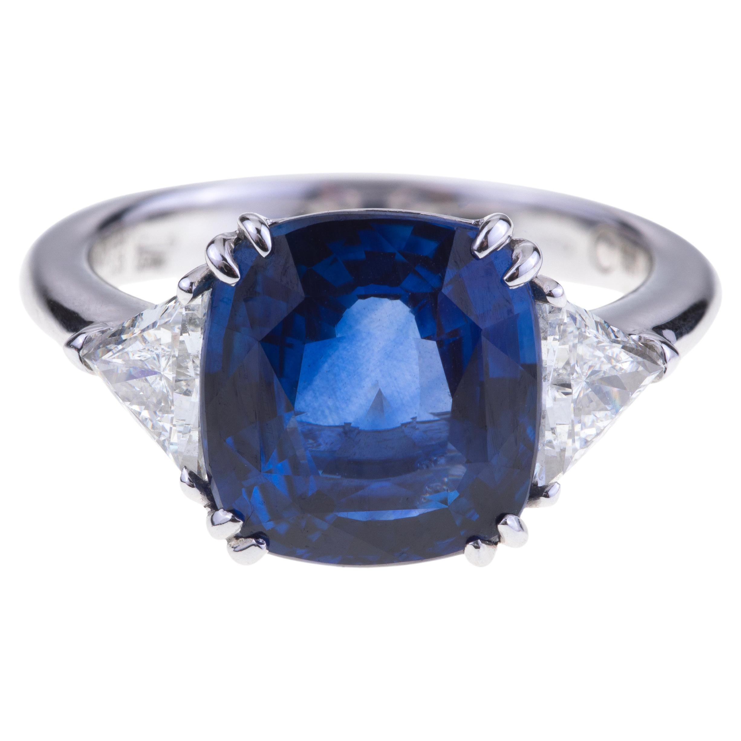 Superbe bague saphir bleu coussin ct. 5,35 [certificat] avec diamants en vente