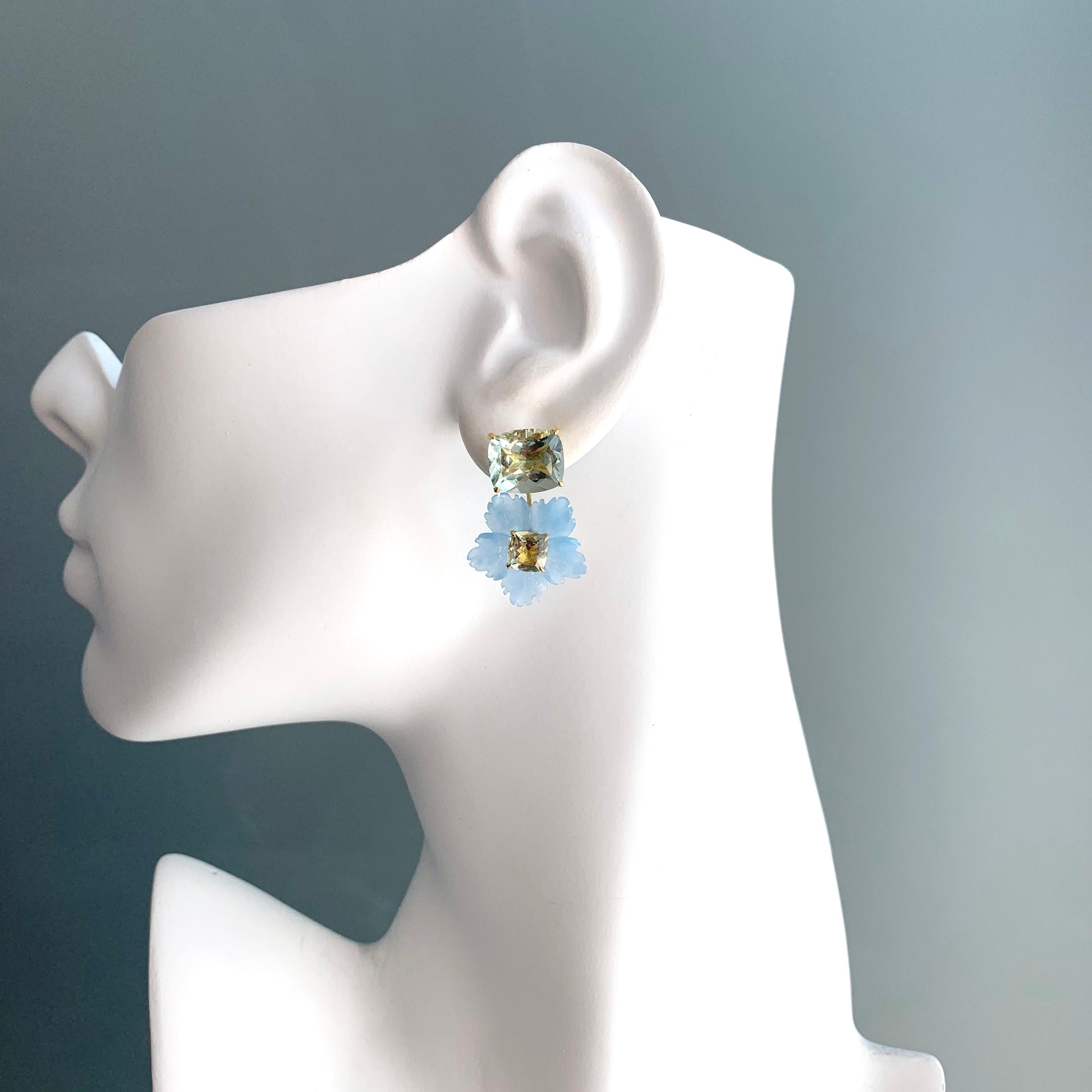 Boucles d'oreilles pendantes en prasiolite taillée en coussin et en quartzite bleu sculpté de Bijoux Num's

Cette superbe paire de boucles d'oreilles présente une magnifique prasiolite 