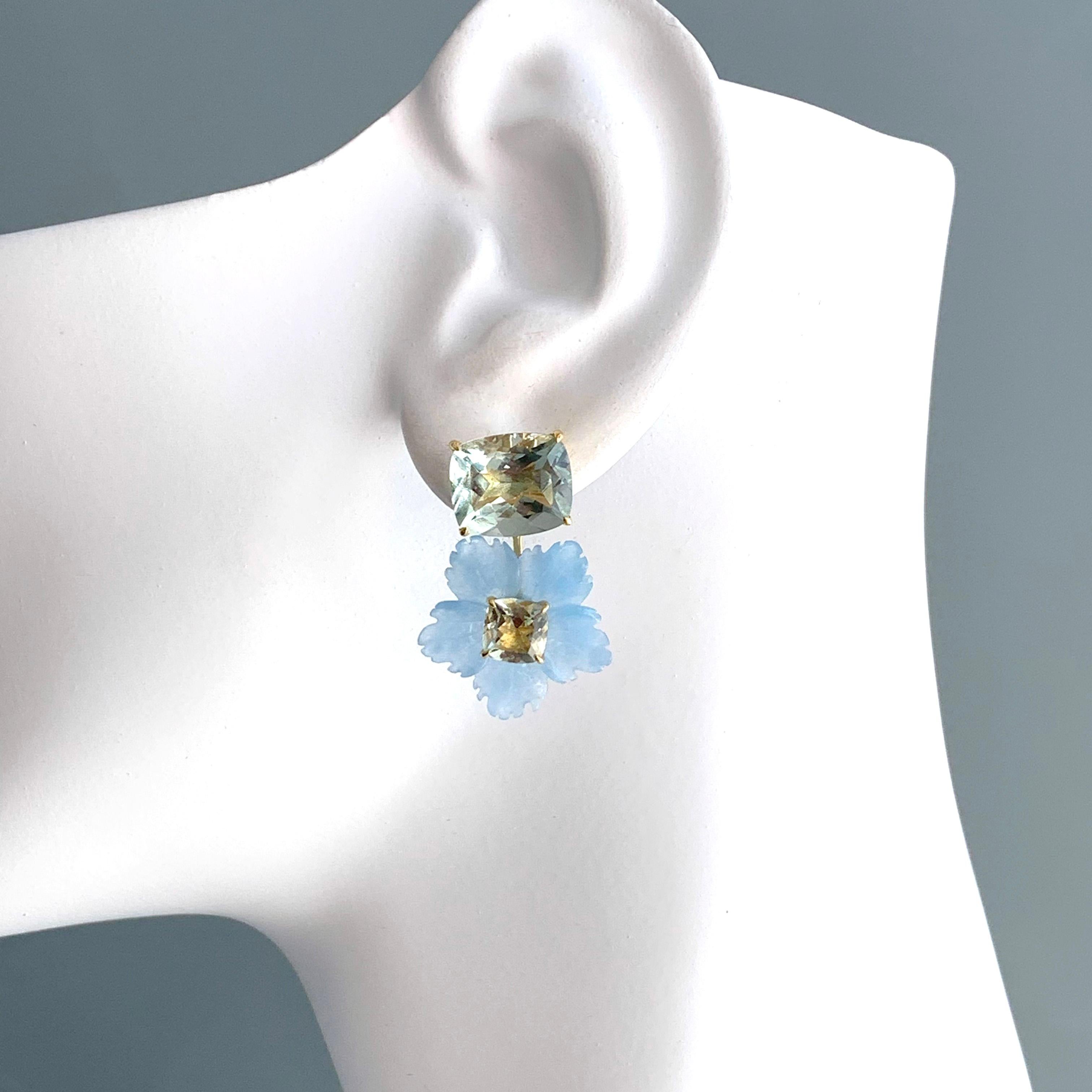 Artisan Superbes boucles d'oreilles en goutte à fleurs en quartzite bleue sculptée et Prasiolite taillée en coussin en vente