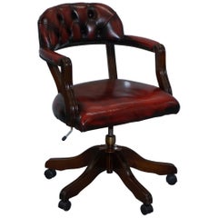 Atemberaubender gepolsterter Chesterfield Admirals Court Captains Oxblood Leather Chair