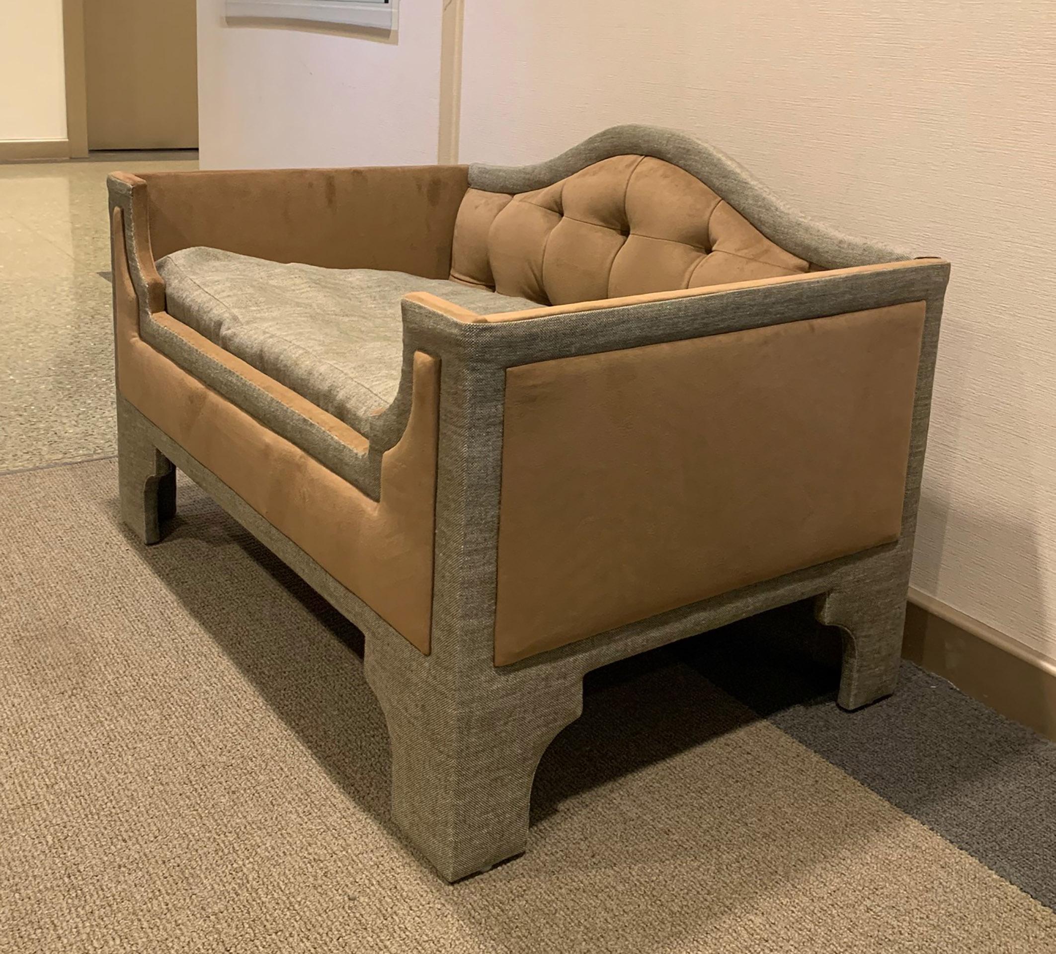 In superb condition, the exquisitely upholstered dog bed finished on all sides.

13” h seat
20” high sides