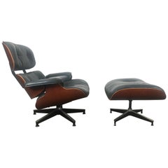 Atemberaubender Lounge-Sessel mit Ottomane von Charles Eames:: blaues Leder:: auf Bestellung