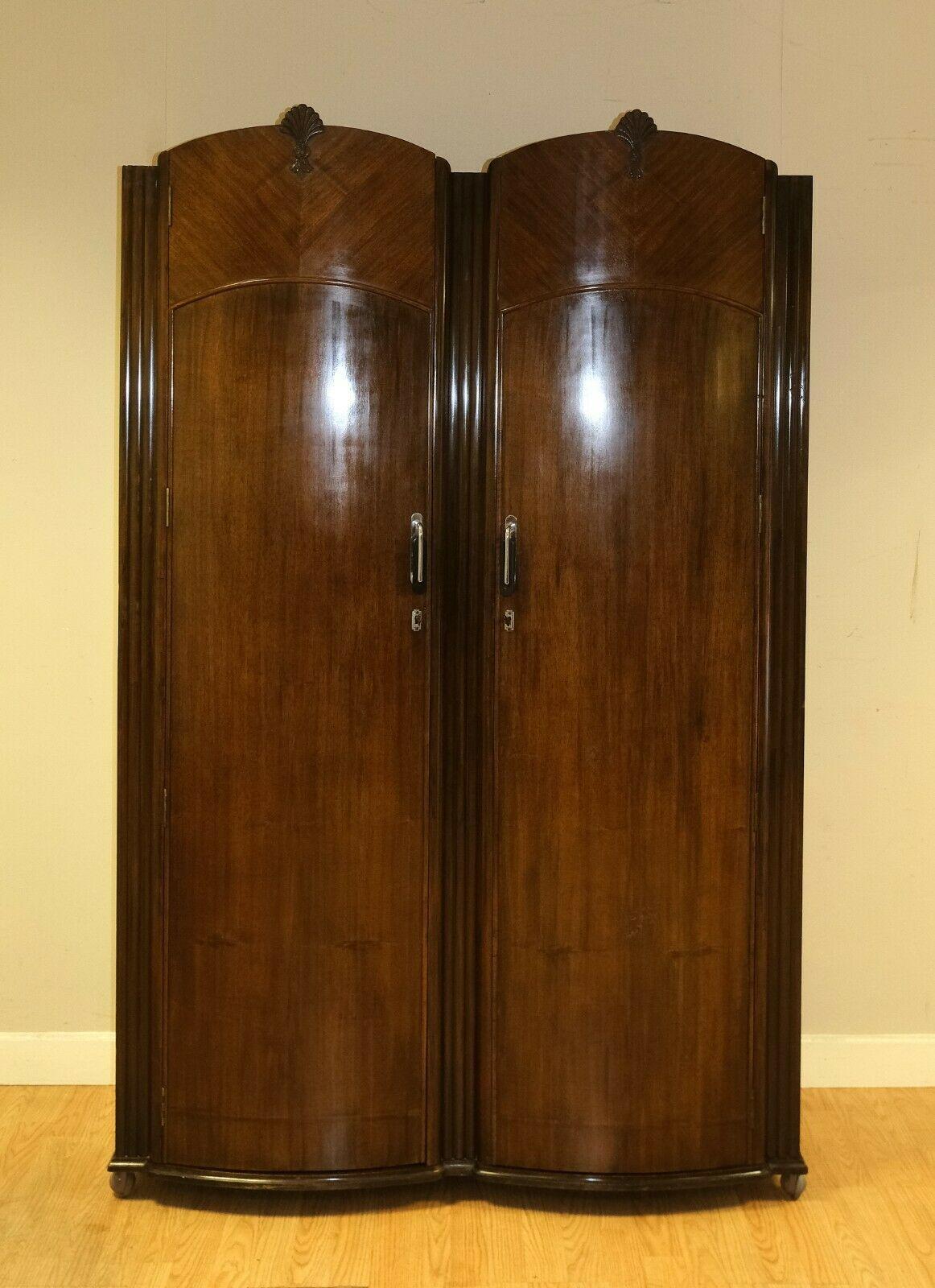 Nous sommes ravis d'offrir à la vente cette magnifique armoire double Art déco en noyer de Birmingham, fabriquée par A.I.W.S..

Cette pièce fait partie d'une suite comprenant une armoire pour dames, un cadre de lit double et une table de toilette.