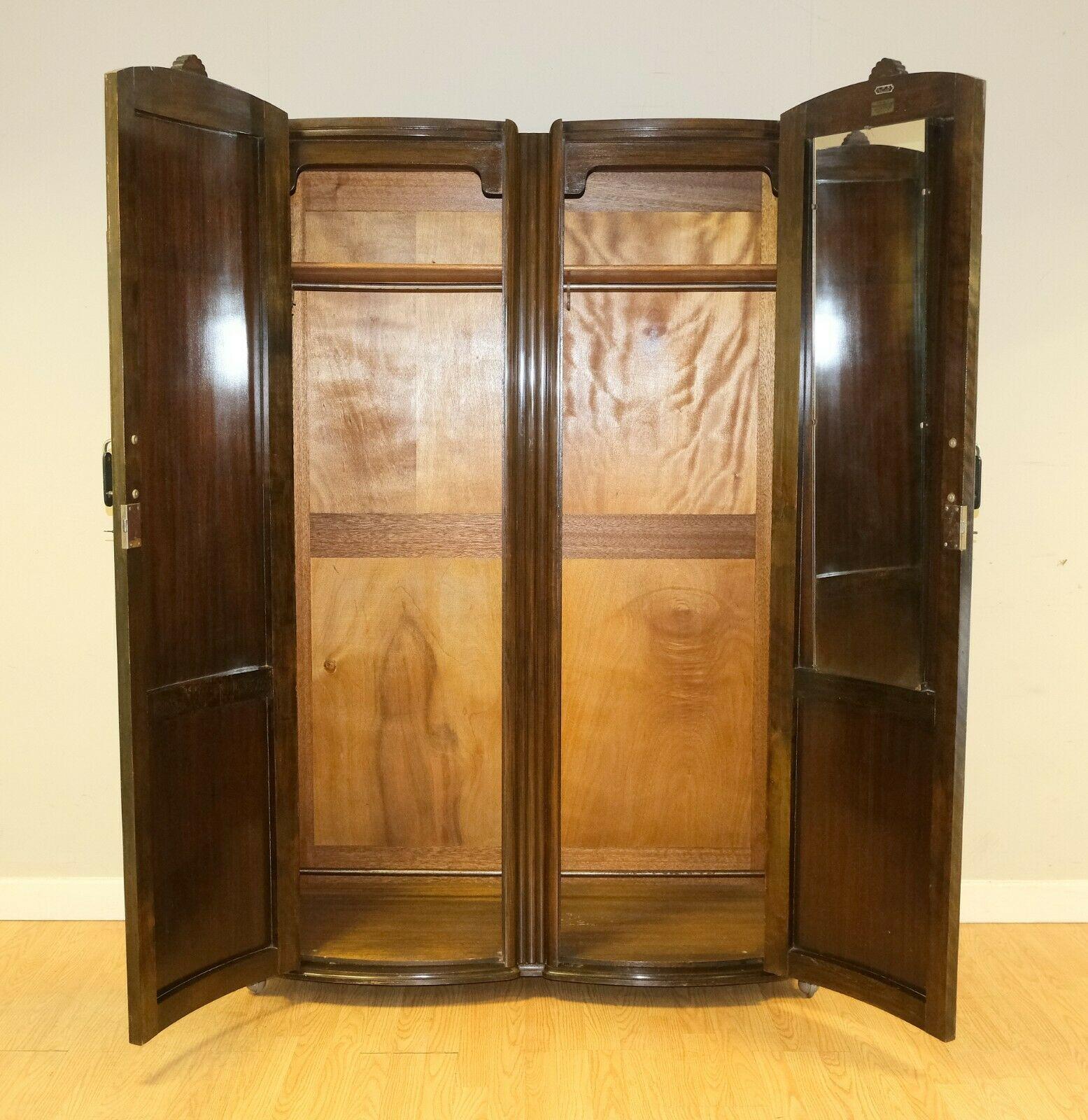 Fait main Superbe armoire double sur roulettes A.C.S. Art Deco Walnut Brown Part of a Set en vente