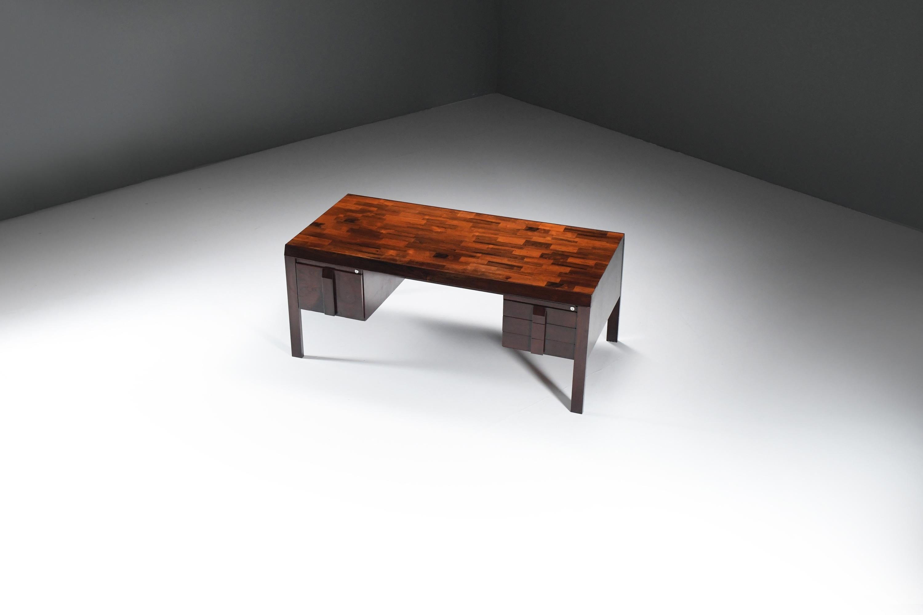 Questa splendida e rara scrivania vintage, disegnata da Jean Gillon e prodotta da Italma WoodArt in Brasile nel 1965, esemplifica l'eleganza e l'artigianalità che caratterizzano i mobili brasiliani della metà del secolo. Realizzata in legno