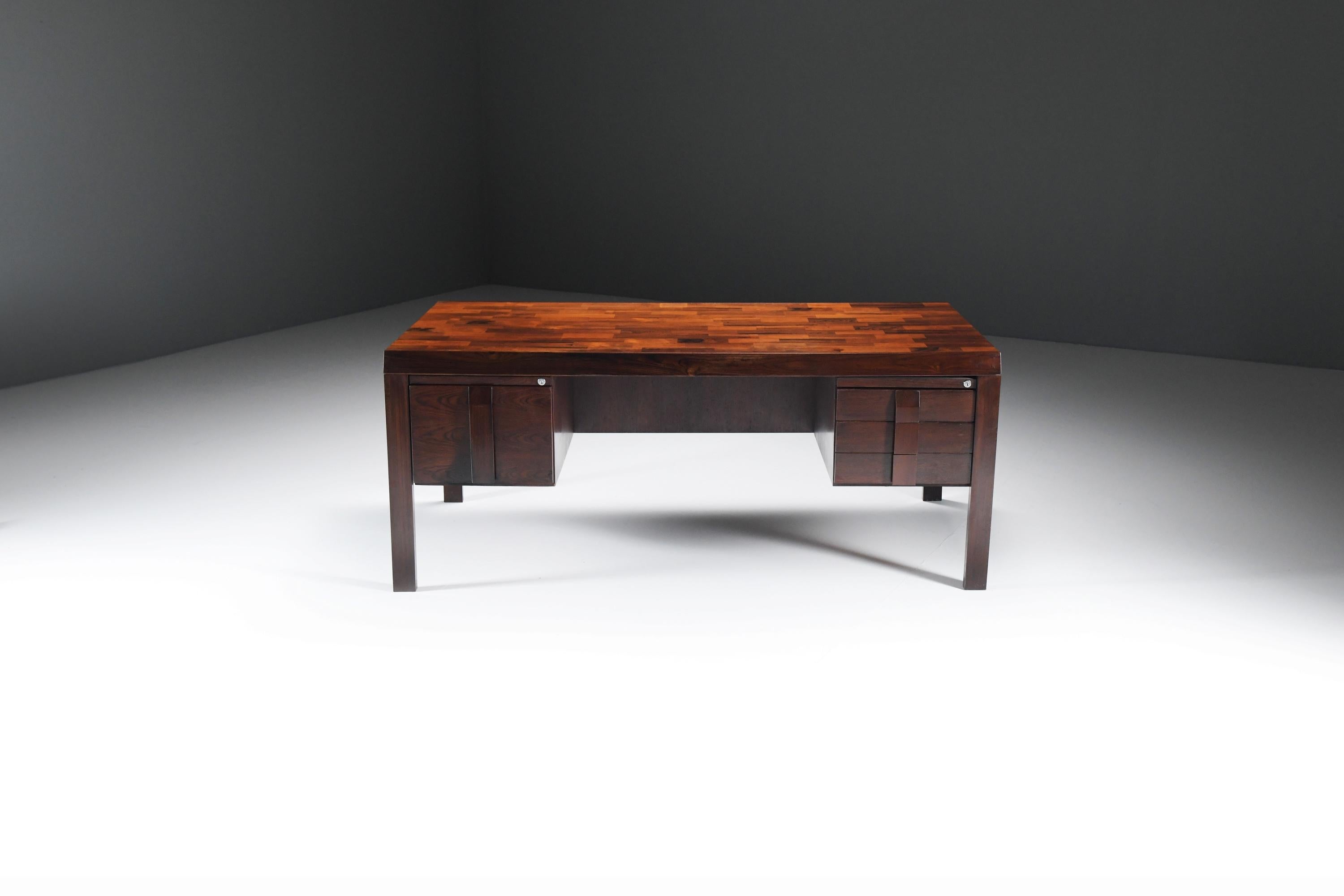 Mid-Century moderno Stupendo tavolo da scrivania in palissandro brasiliano di Jean Gillon per WoodArt. in vendita