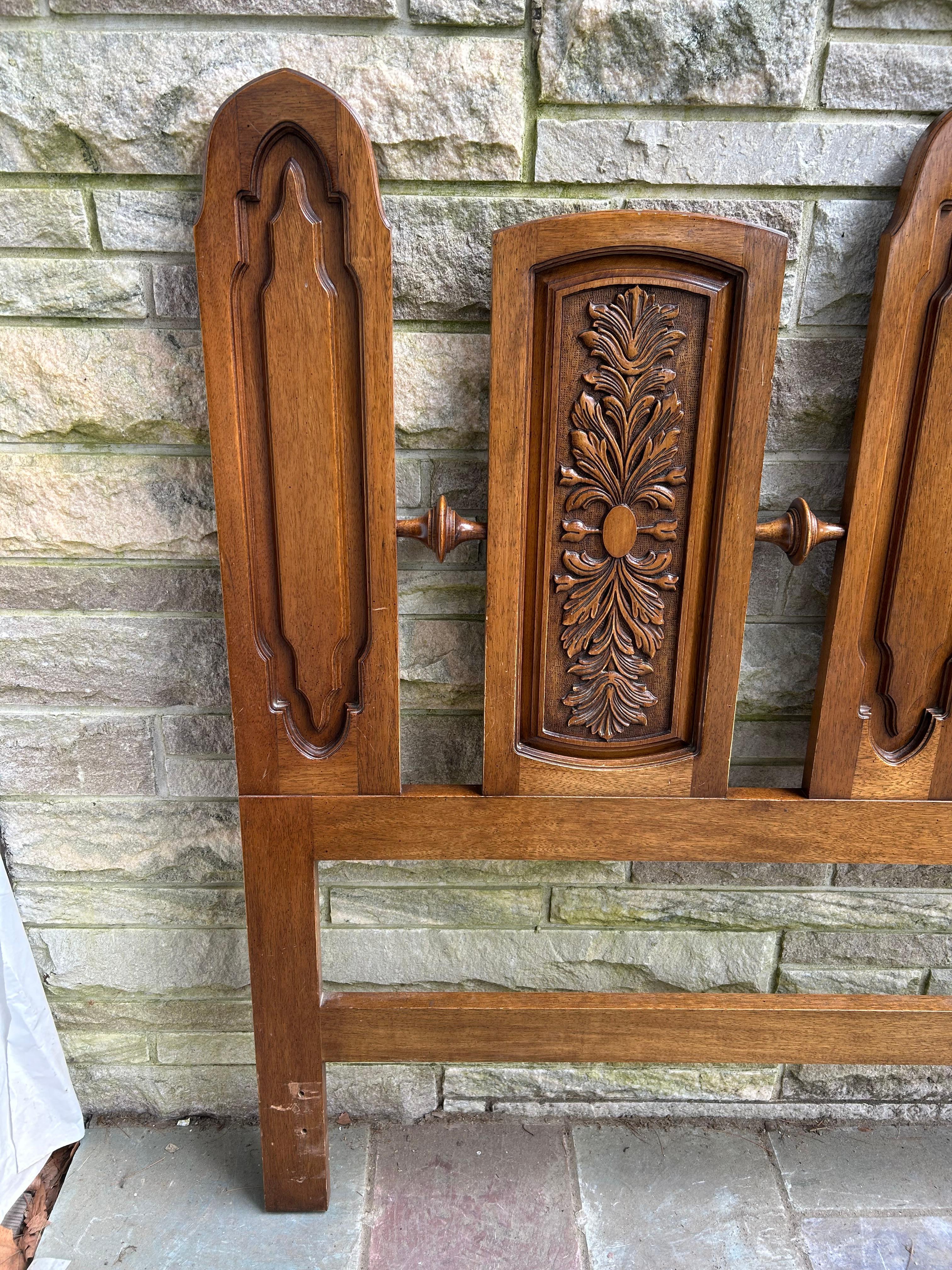 Stunning Daniel Jones Sculptural Walnut Queen Headboard Mid-Century Modern In Good Condition For Sale In Pemberton, NJ