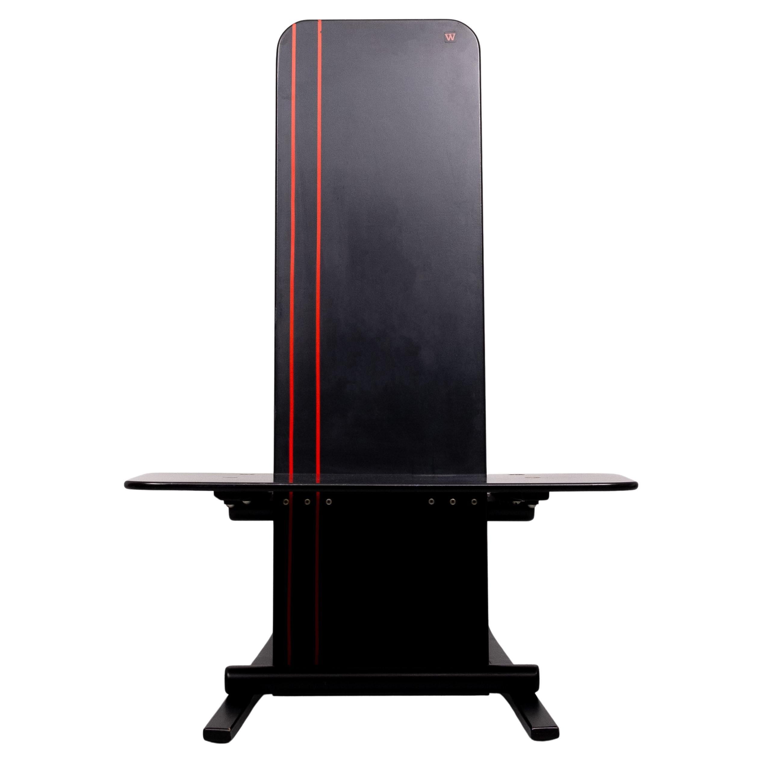 Cette superbe chaise Vintage By a une forme et un design très élégants. La chaise est construite en contreplaqué avec une finition originale peinte en noir avec un motif de lignes parallèles rouges.
Le dessous de la chaise porte le Label 