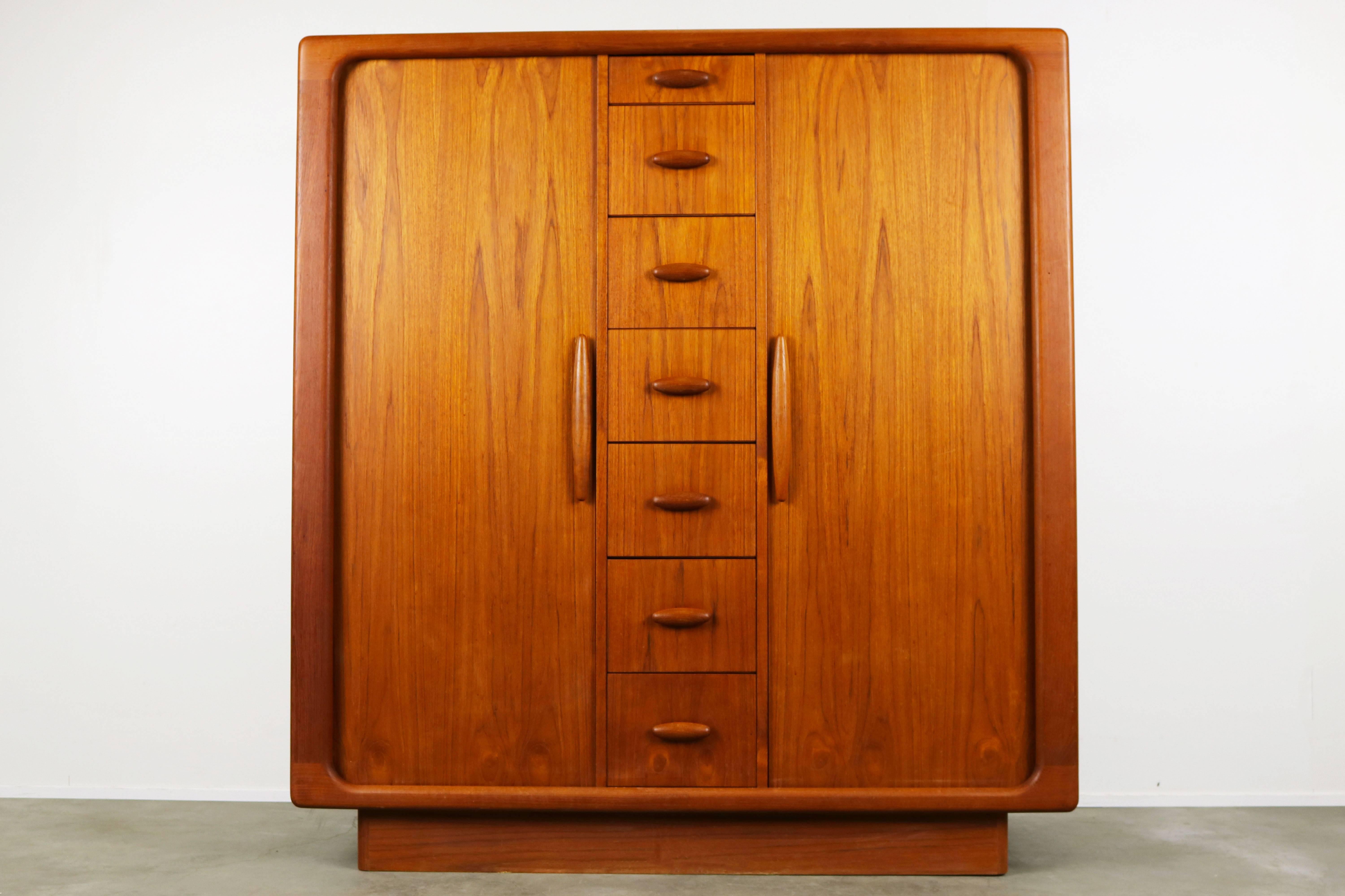 Stunning Danish cabinet, dresser or gentleman’s chest in sculpted teak designed and produced by Dyrlund, 1960.
Perfect for storing clothes and jewelry or office supplies and paperwork. Dyrlund is well-known for their high quality midcentury