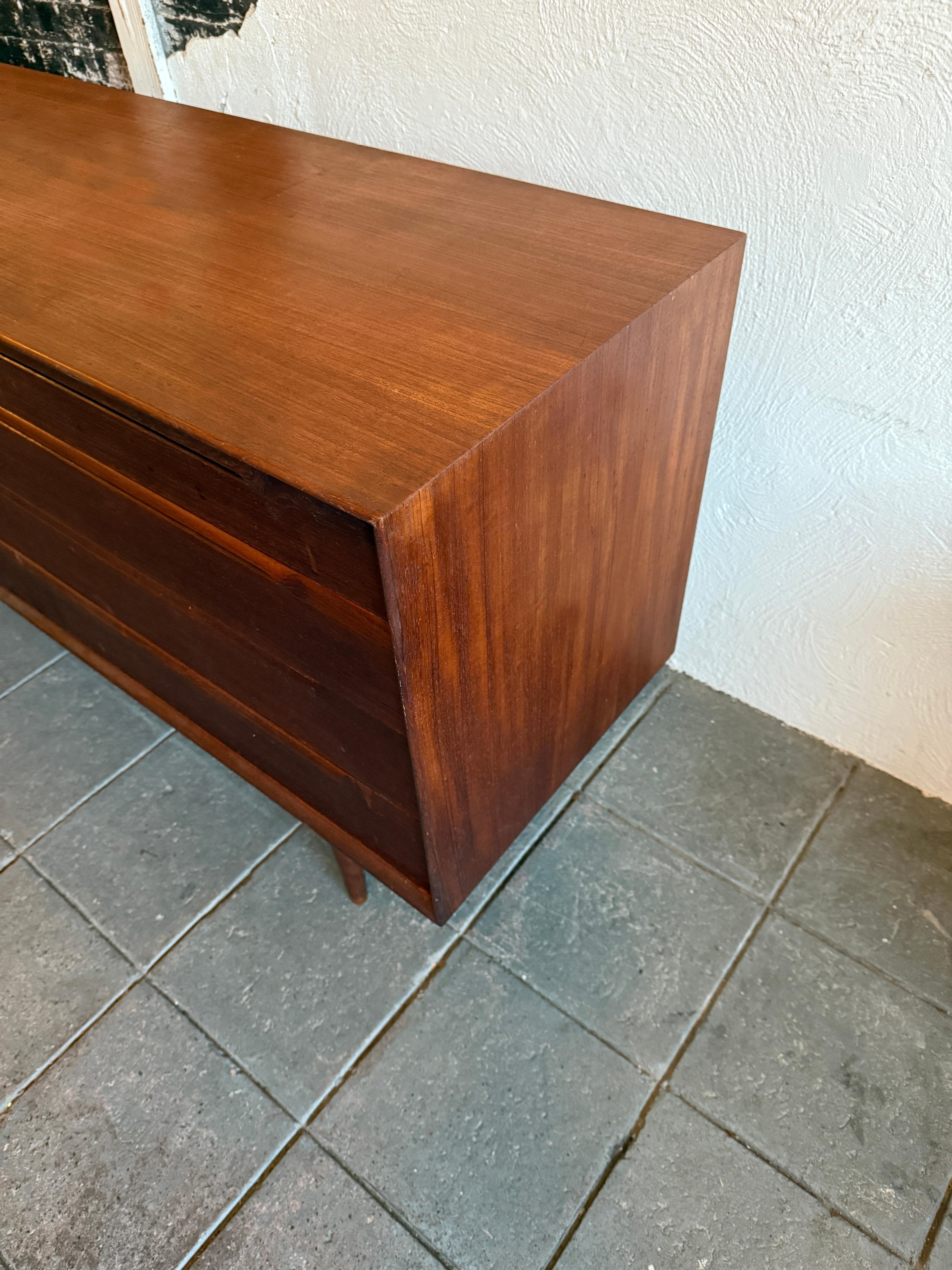 Superbe commode danoise moderne Sven Ellekaer longue et basse en teck à 8 tiroirs en vente 2