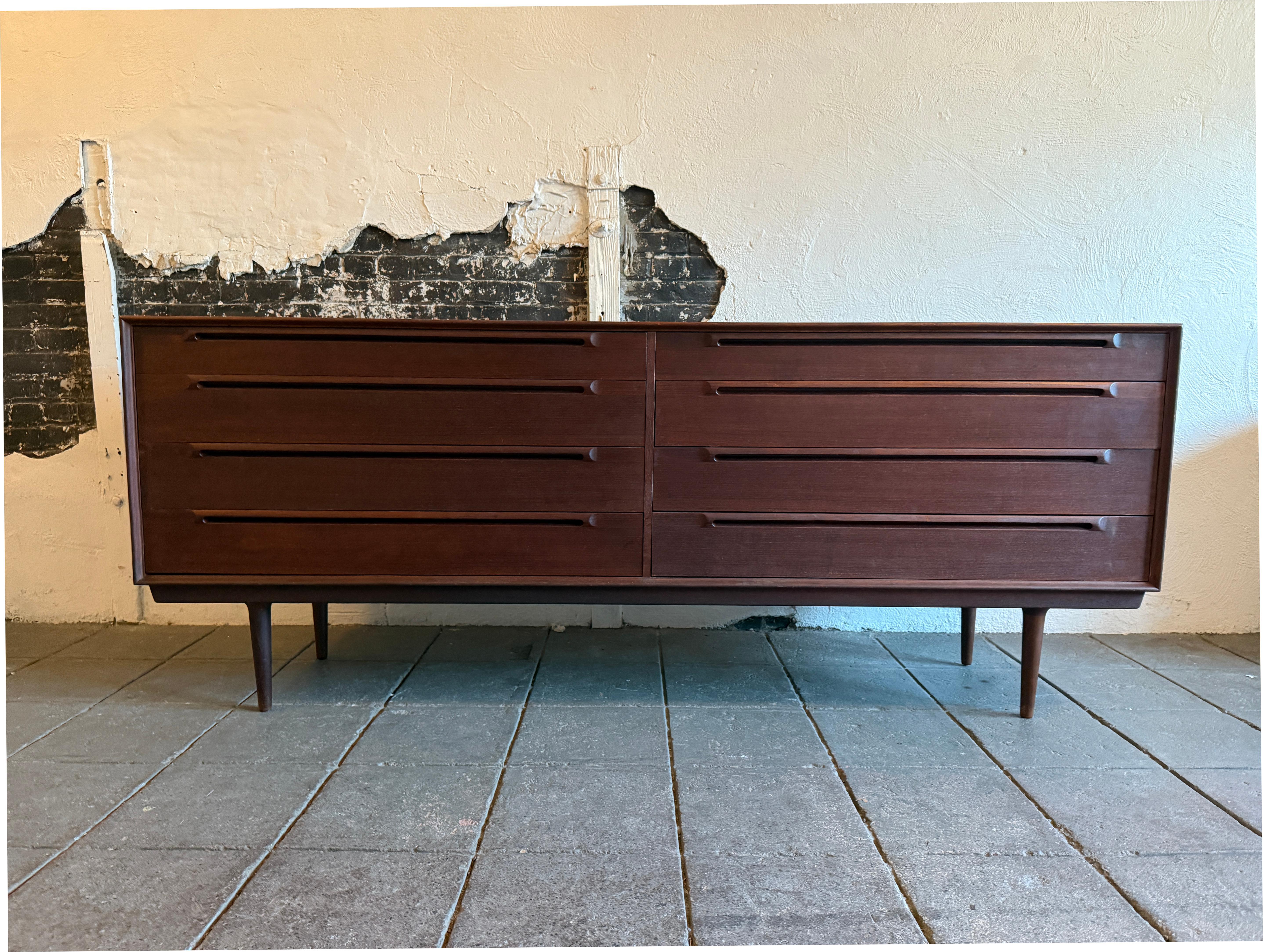 Mid-Century Modern Superbe commode danoise moderne Sven Ellekaer longue et basse en teck à 8 tiroirs en vente