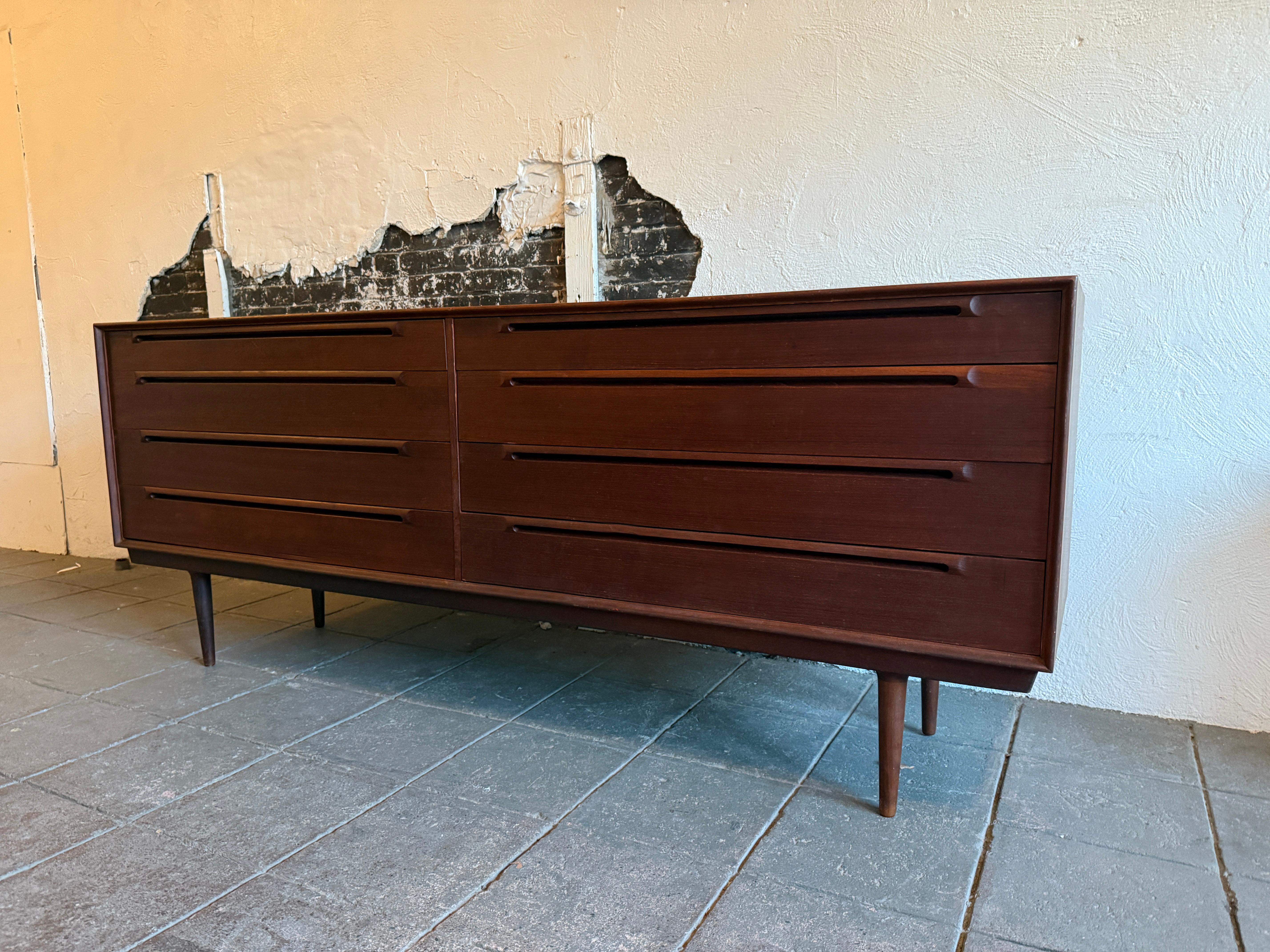 Danois Superbe commode danoise moderne Sven Ellekaer longue et basse en teck à 8 tiroirs en vente