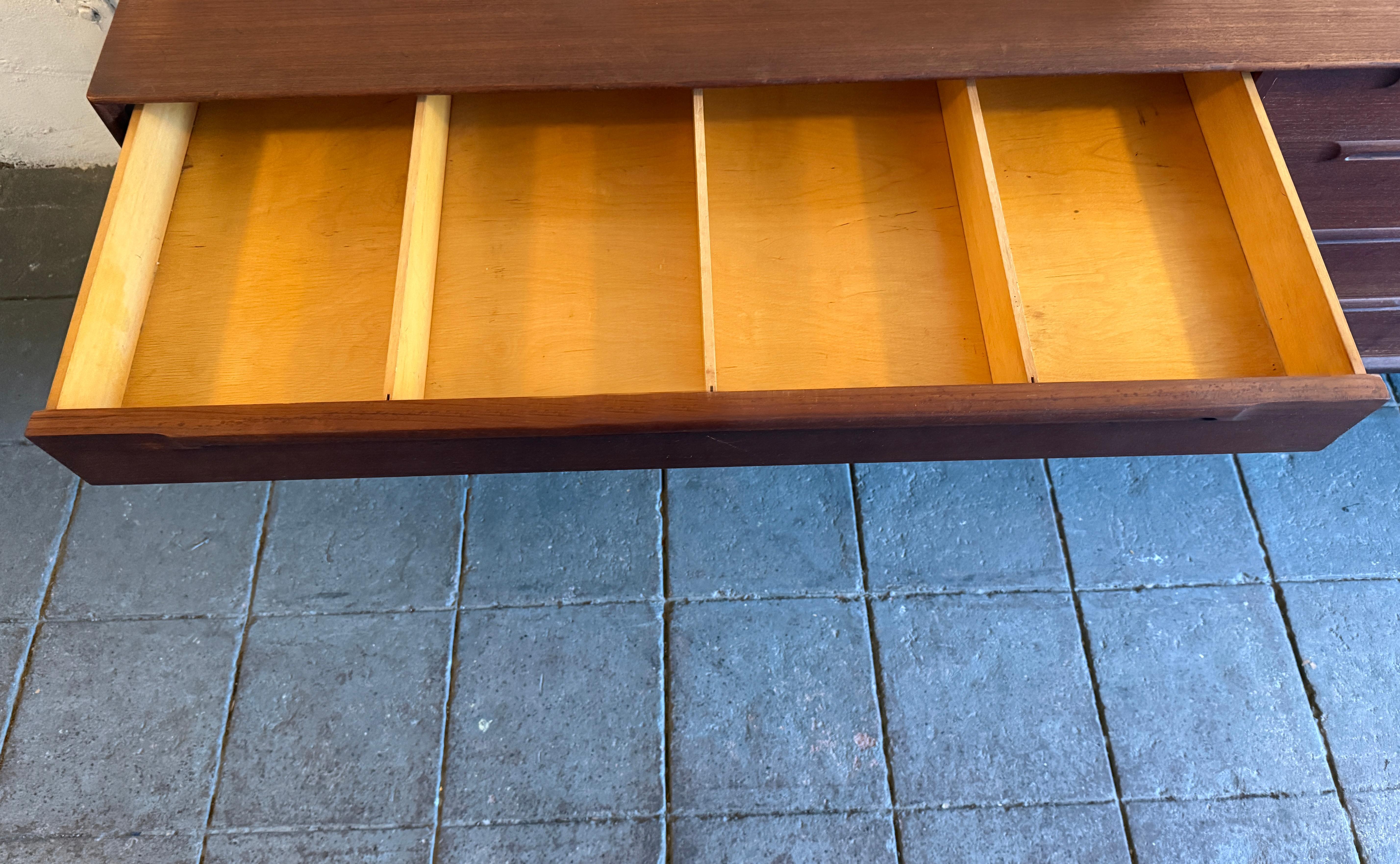 Milieu du XXe siècle Superbe commode danoise moderne Sven Ellekaer longue et basse en teck à 8 tiroirs en vente