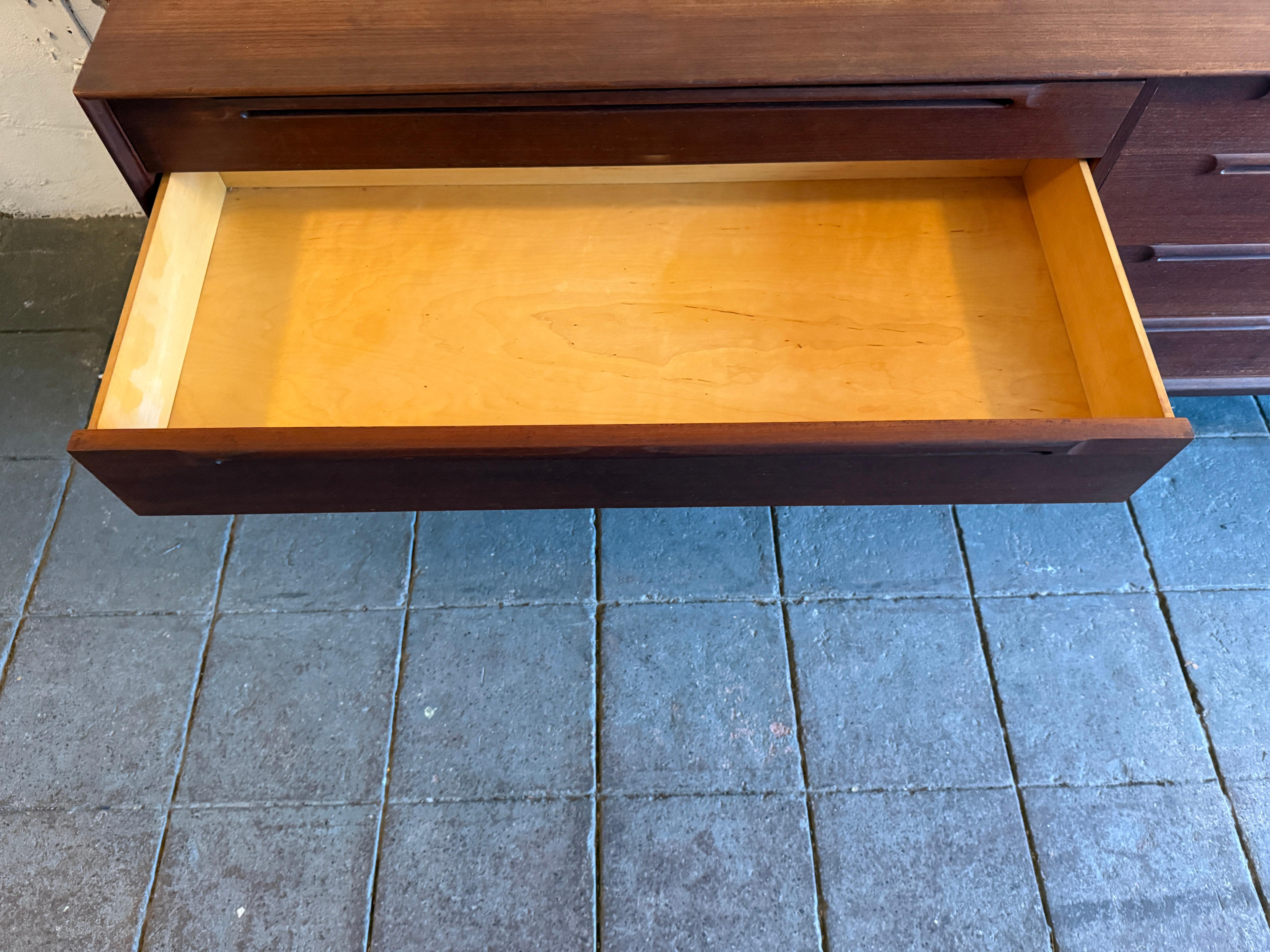 Bouleau Superbe commode danoise moderne Sven Ellekaer longue et basse en teck à 8 tiroirs en vente