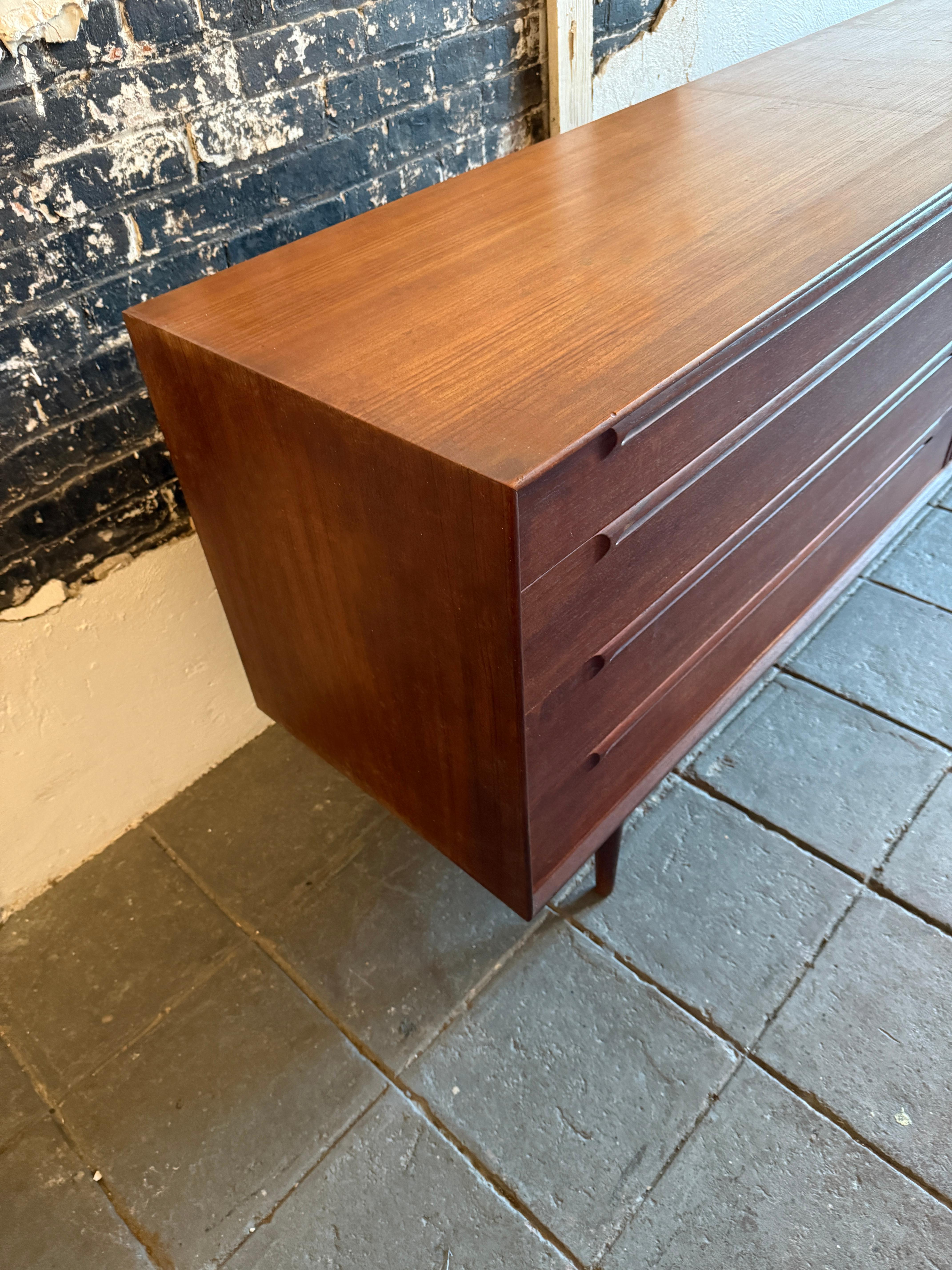Superbe commode danoise moderne Sven Ellekaer longue et basse en teck à 8 tiroirs en vente 1