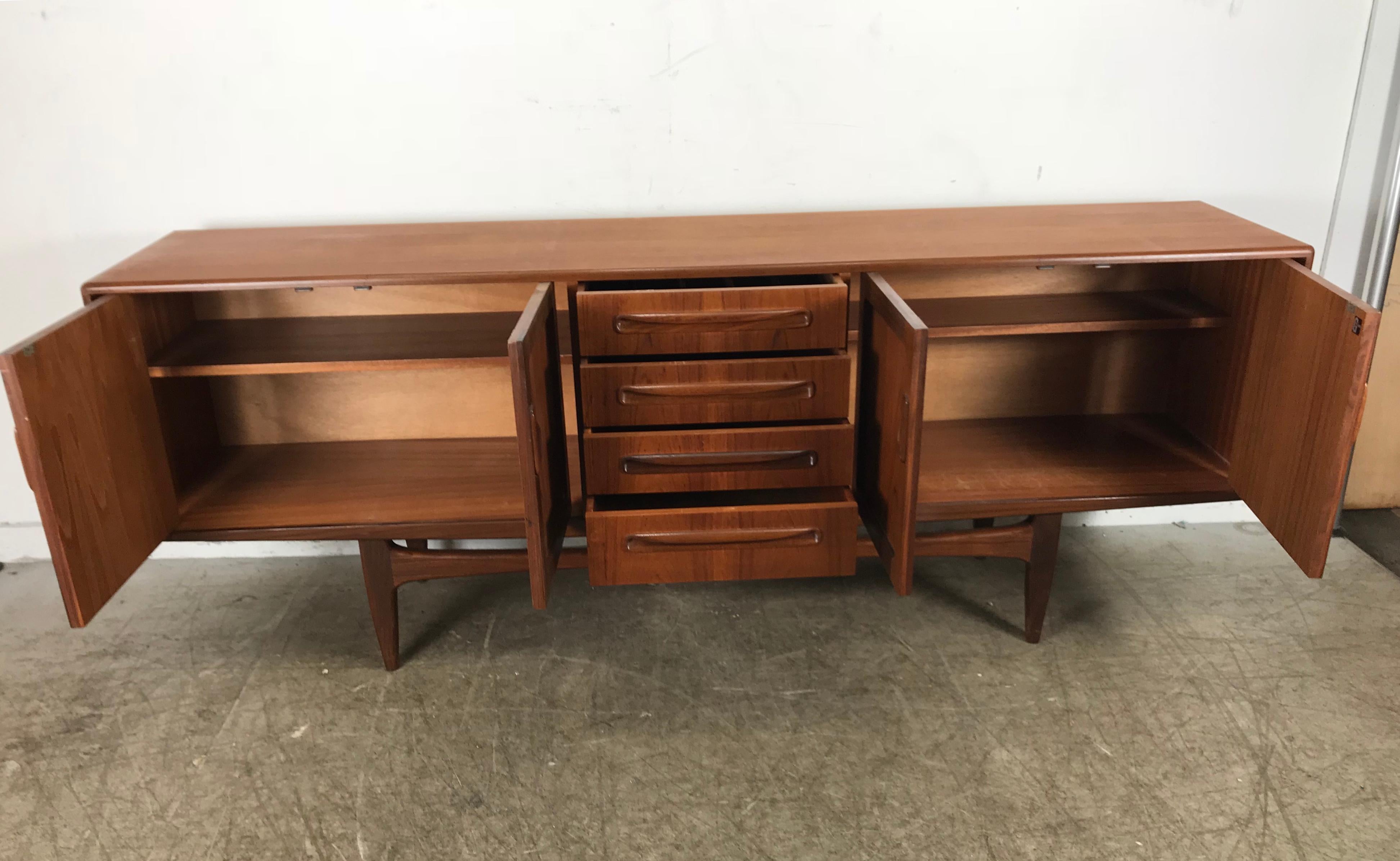 Atemberaubende moderne dänische Teakholz-Anrichte oder Sideboard von Kofod-Larsen (Mitte des 20. Jahrhunderts)