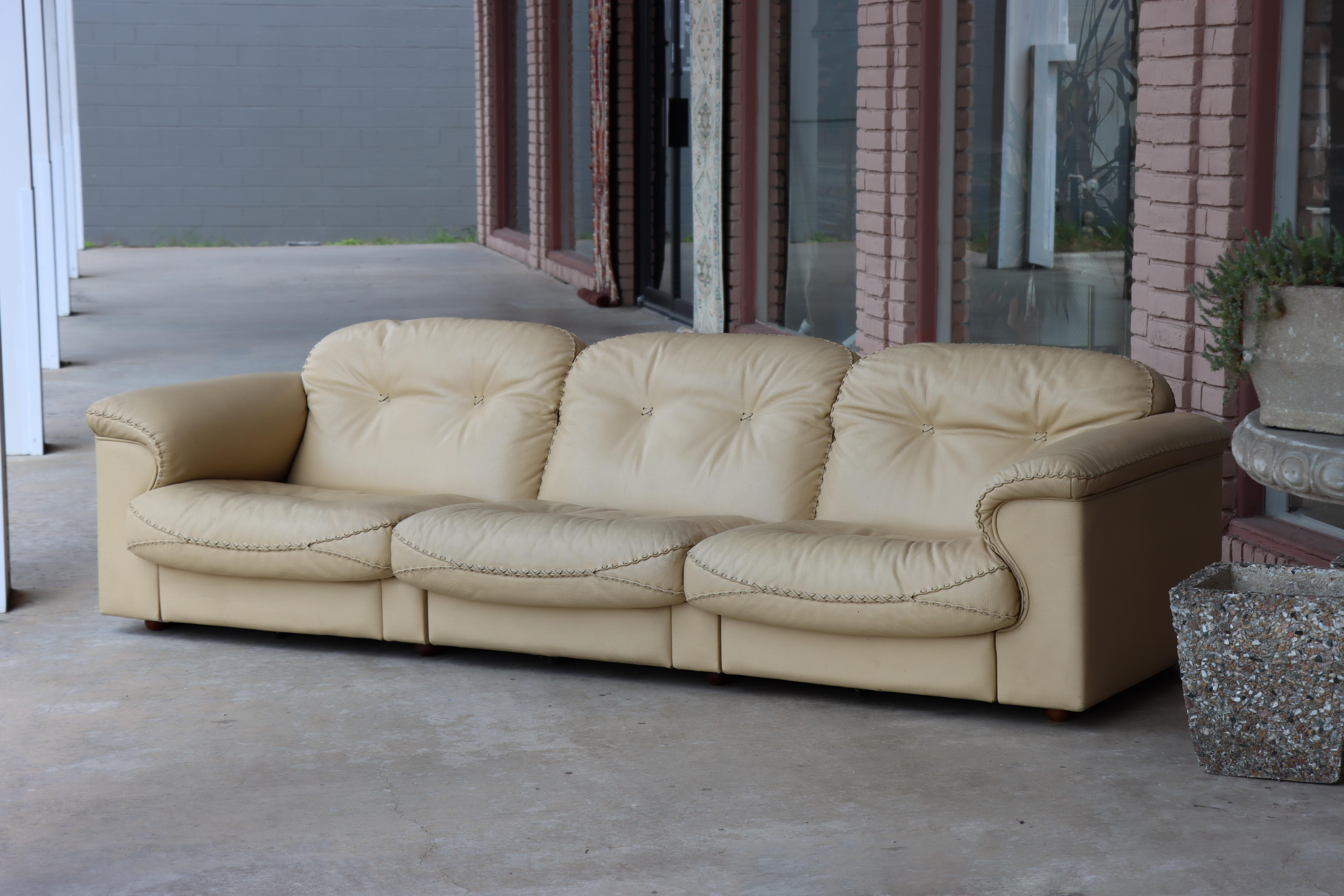 
This De Sede DS-101 three-seat sofa is designed for uncompromising comfort.  Each section reclines individually, creating a customizable lounge experience that has made the model a sought-after model. Produced in Switzerland during the 1970s, the