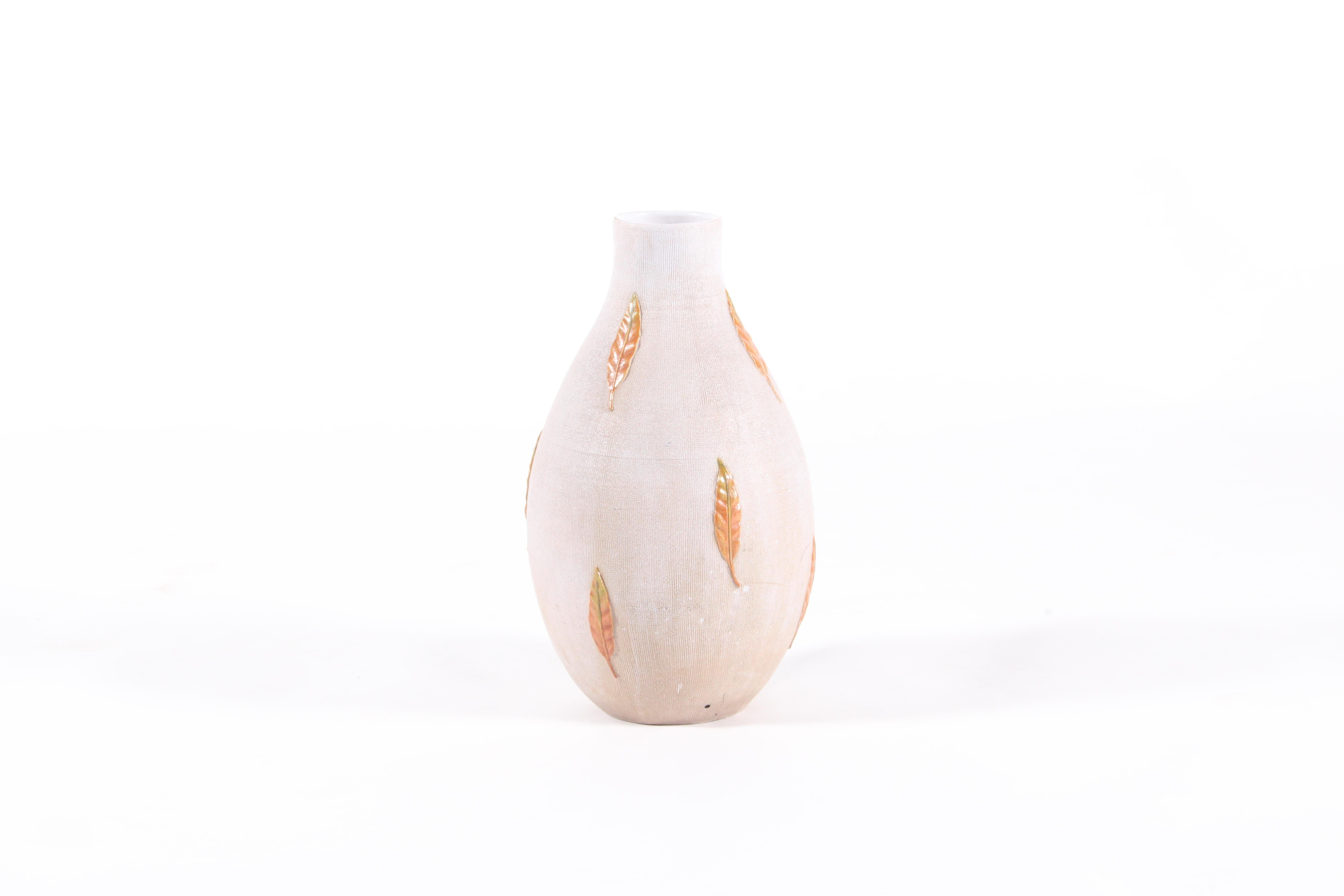 Questo splendido vaso in ceramica lavorato a mano risale alla fine degli anni '40 e presenta un raffinato gioco di forme, texture e tonalità. Il corpo è rifinito con un morbido smalto grigio opaco che funge da sfondo sottile a una decorazione ricca