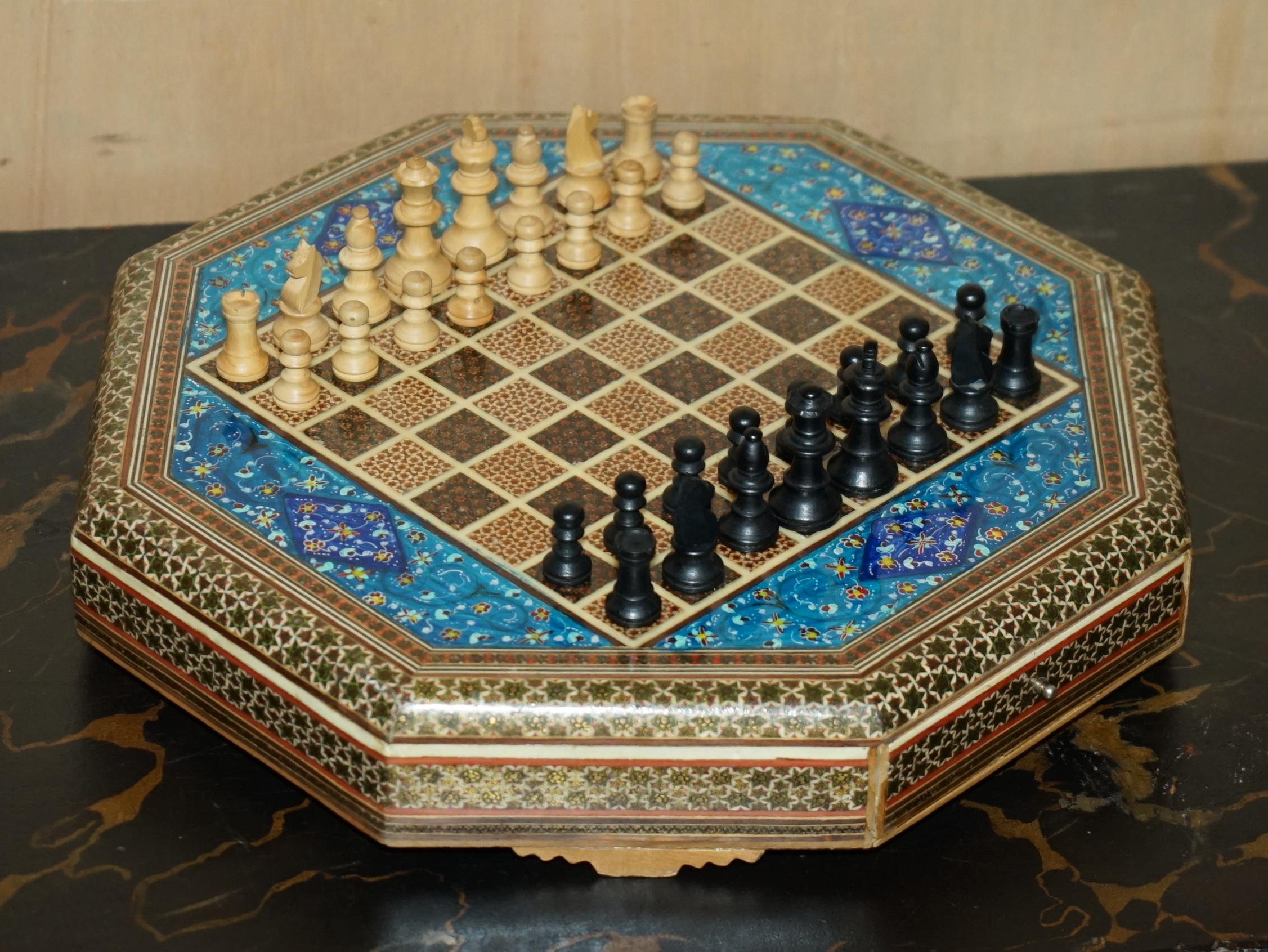 Antigüedades de la Casa Real

Royal House Antiques se complace en ofrecer a la venta este tablero de ajedrez persa decorativo y de buen aspecto con piezas de ajedrez de estilo Staunton. 

Un conjunto realmente impresionante y muy coleccionable, el