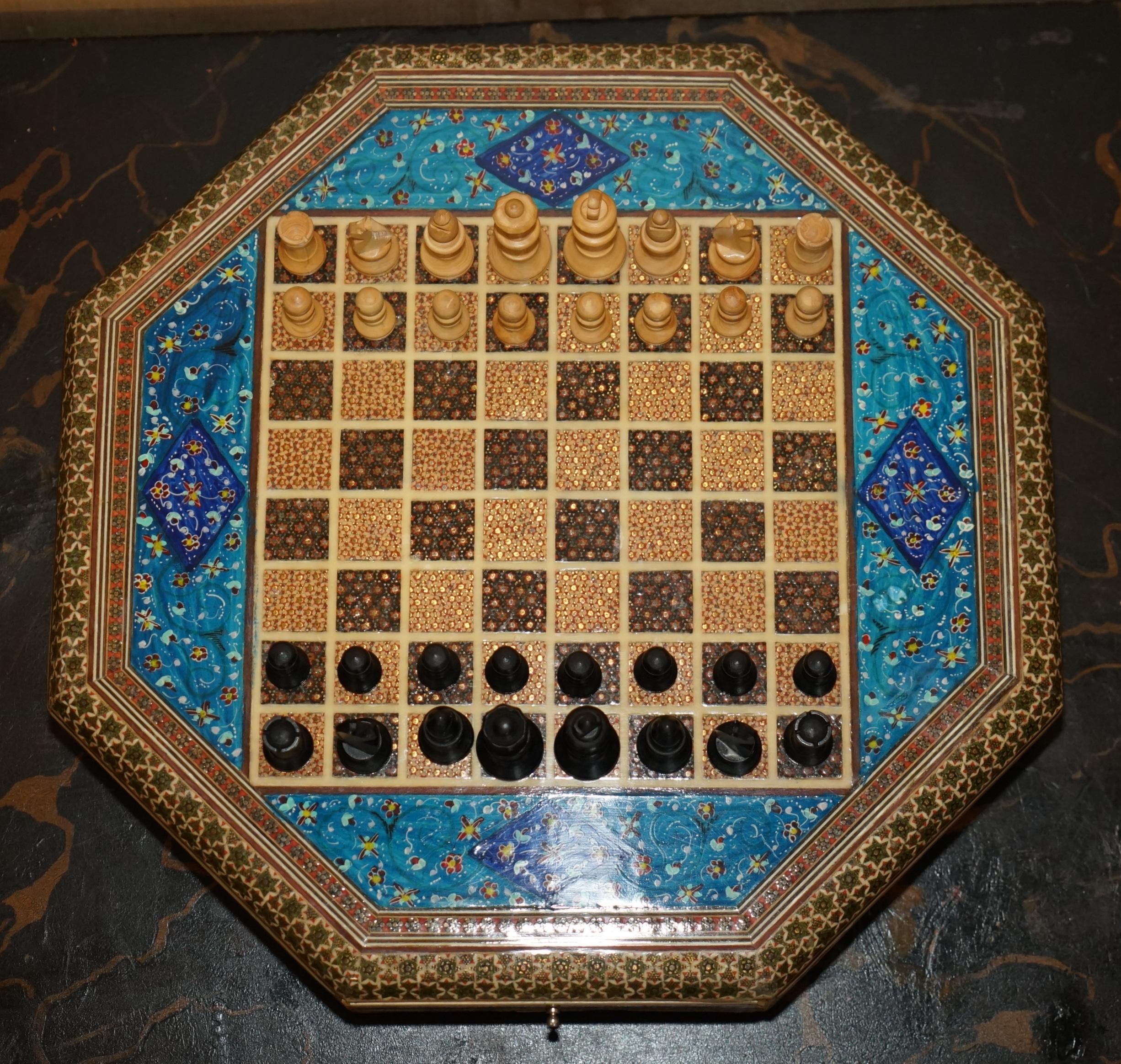 impresionante tablero de ajedrez antiguo con piezas de ajedrez de estilo stunton Francés en venta