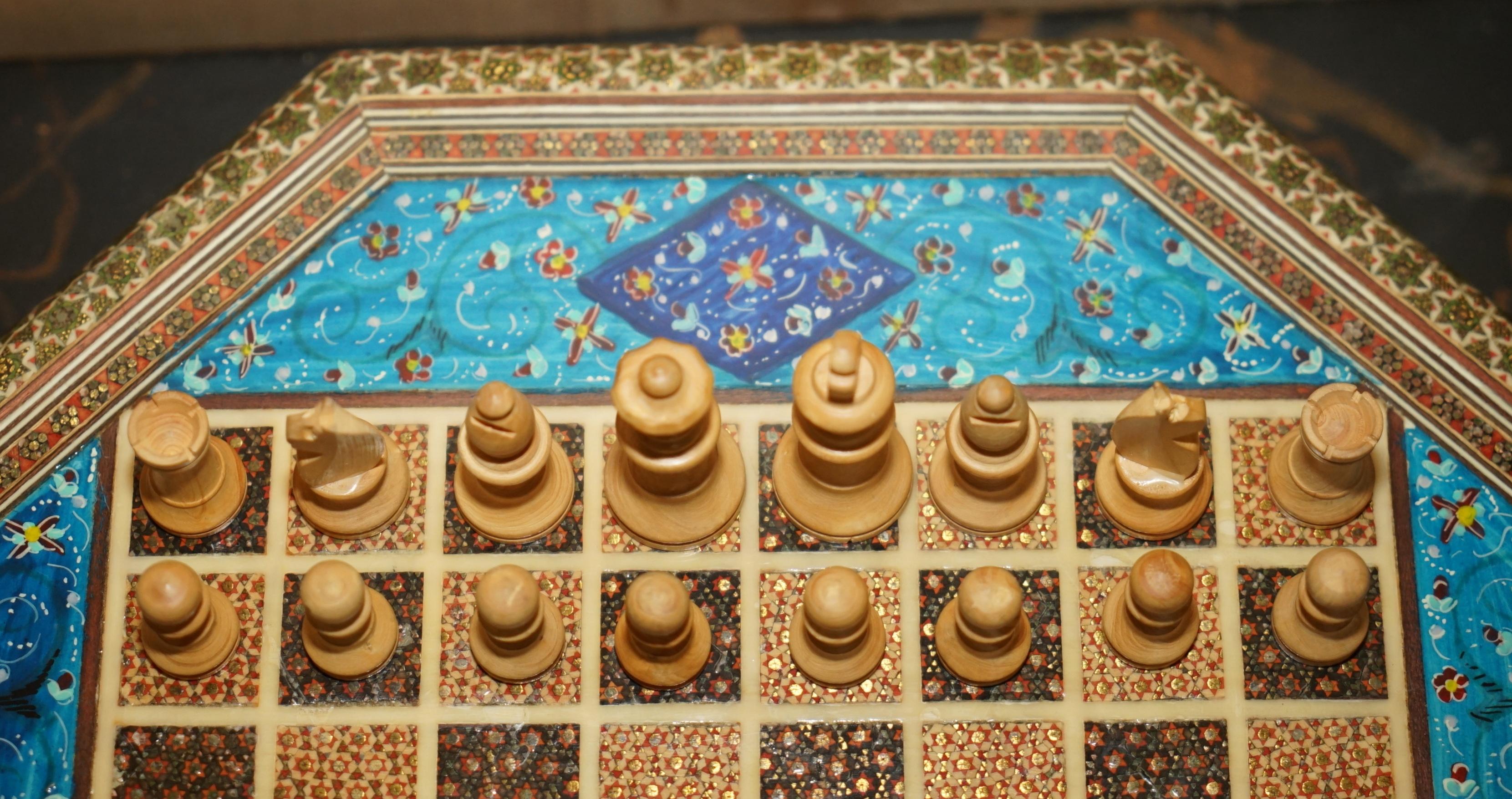 impresionante tablero de ajedrez antiguo con piezas de ajedrez de estilo stunton siglo XX en venta